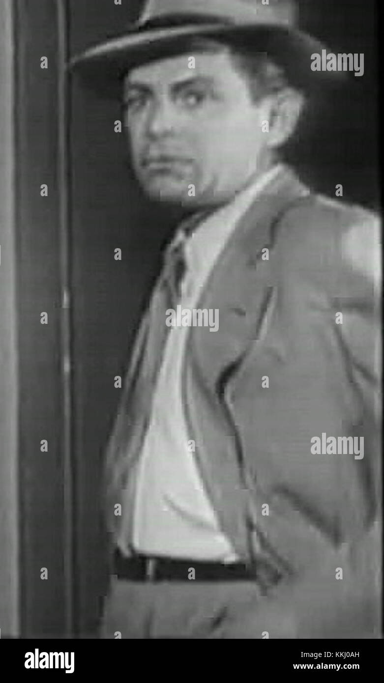 Scott Brady war ein bemerkenswerter Schauspieler, der für seine Auftritte in Filmen in oder über New York bekannt war, einschließlich Arbeiten über den Hafen der Stadt und seine bedeutende Rolle in der Geschichte. Stockfoto