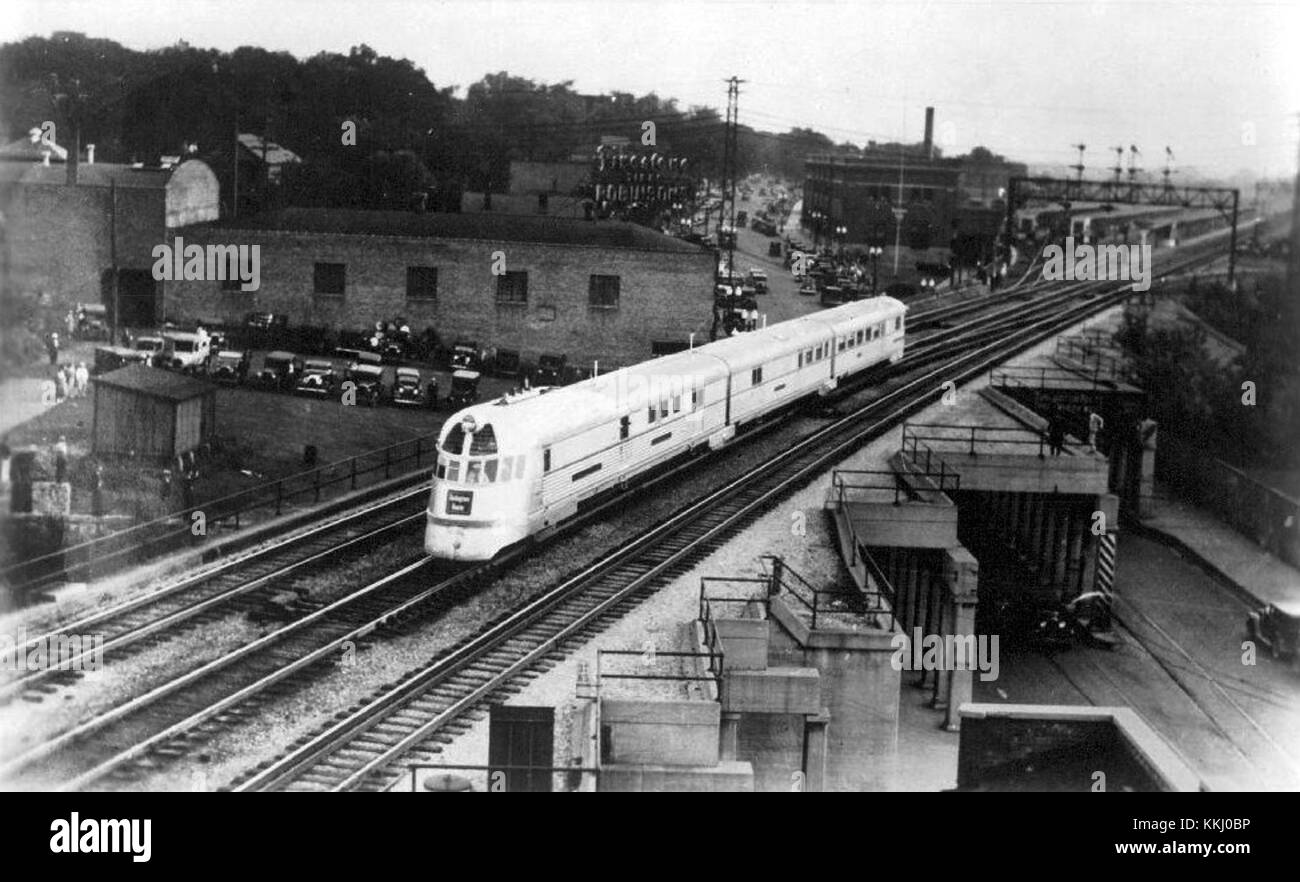 Der Pioneer Zephyr, ein bahnbrechender amerikanischer stromlinienförmiger Zug, wird hier während der berühmten Fahrt von Dawn nach Dusk am 26. Mai 1934 gezeigt. Diese historische Reise war ein wichtiger Meilenstein in der Eisenbahngeschichte und zeigte die Kraft der modernen Zugtechnik. Stockfoto