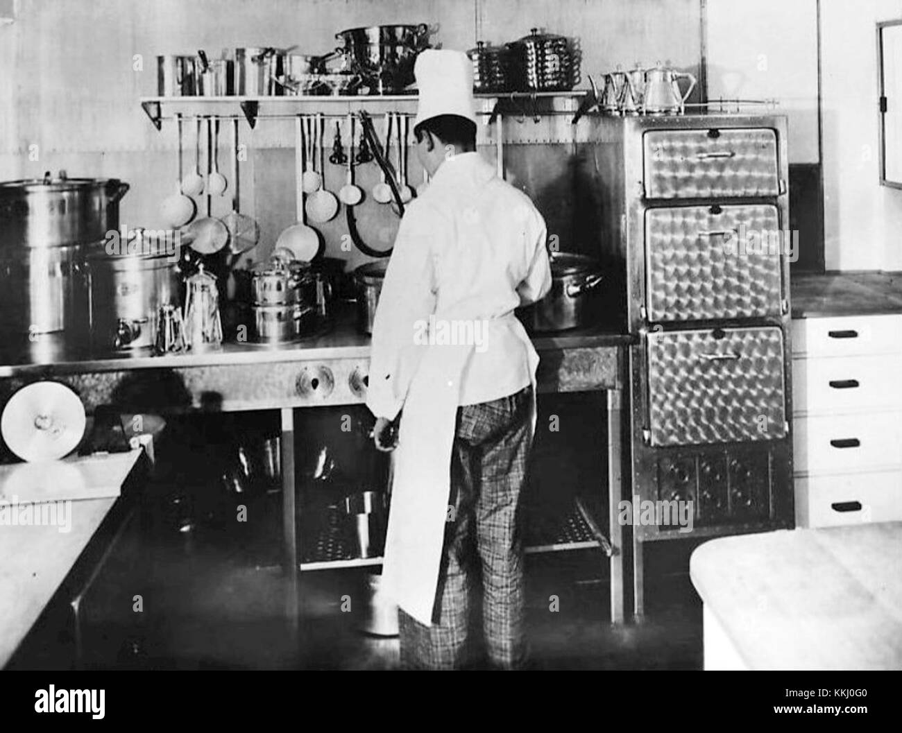 Die Hindenburger Küche bezieht sich auf den kulinarischen Bereich an Bord der LZ 129 Hindenburg, einem deutschen Passagierluftschiff. 1936 war es eine der fortschrittlichsten Küchen an Bord eines Flugschiffes und servierte Luxusgerichte für Passagiere. Stockfoto