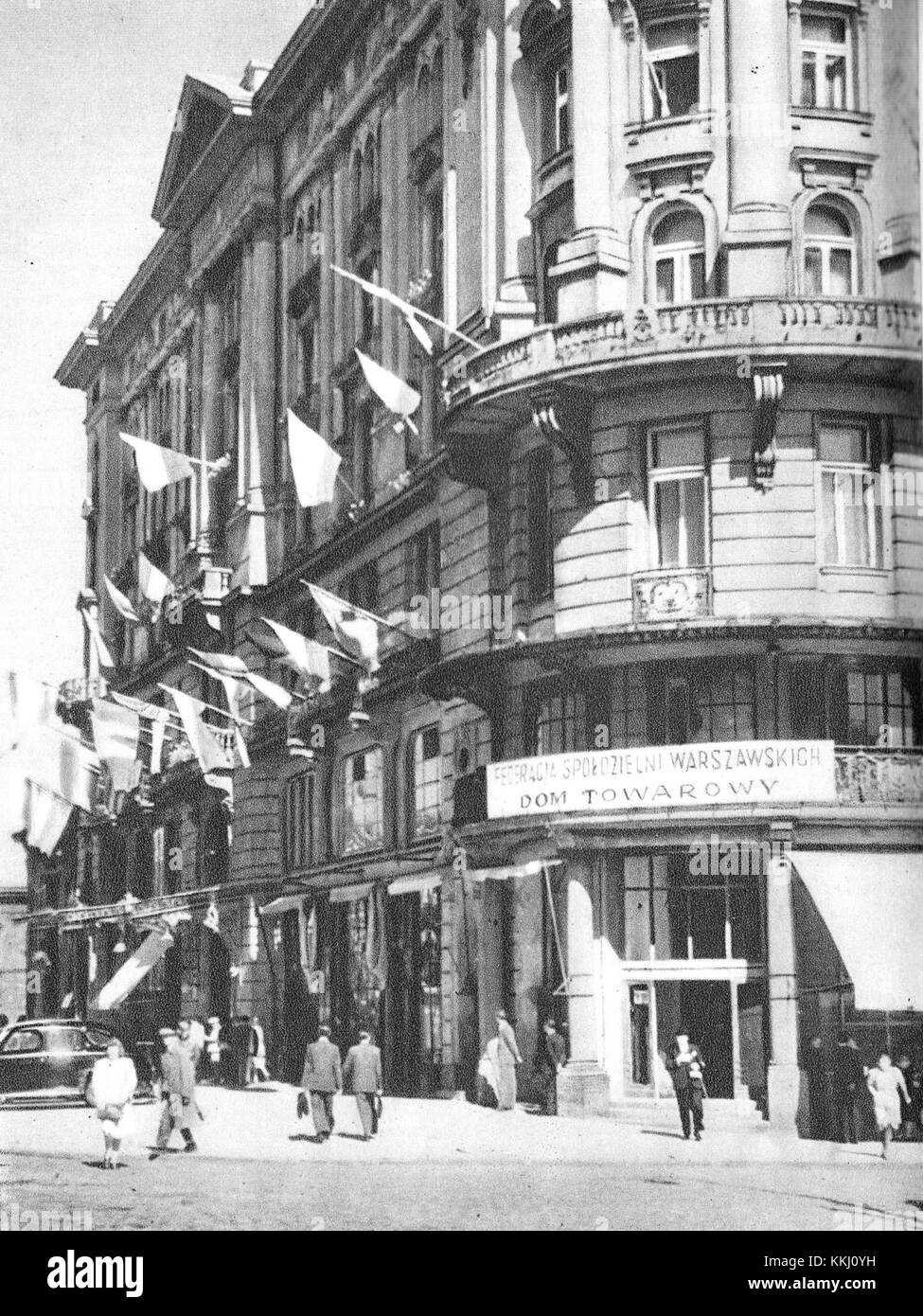 Historisches Foto des Hotels Bristol vor 1950, das seine Architektur aus dem frühen 20. Jahrhundert und seine prominente Lage in der Stadt zeigt. Stockfoto