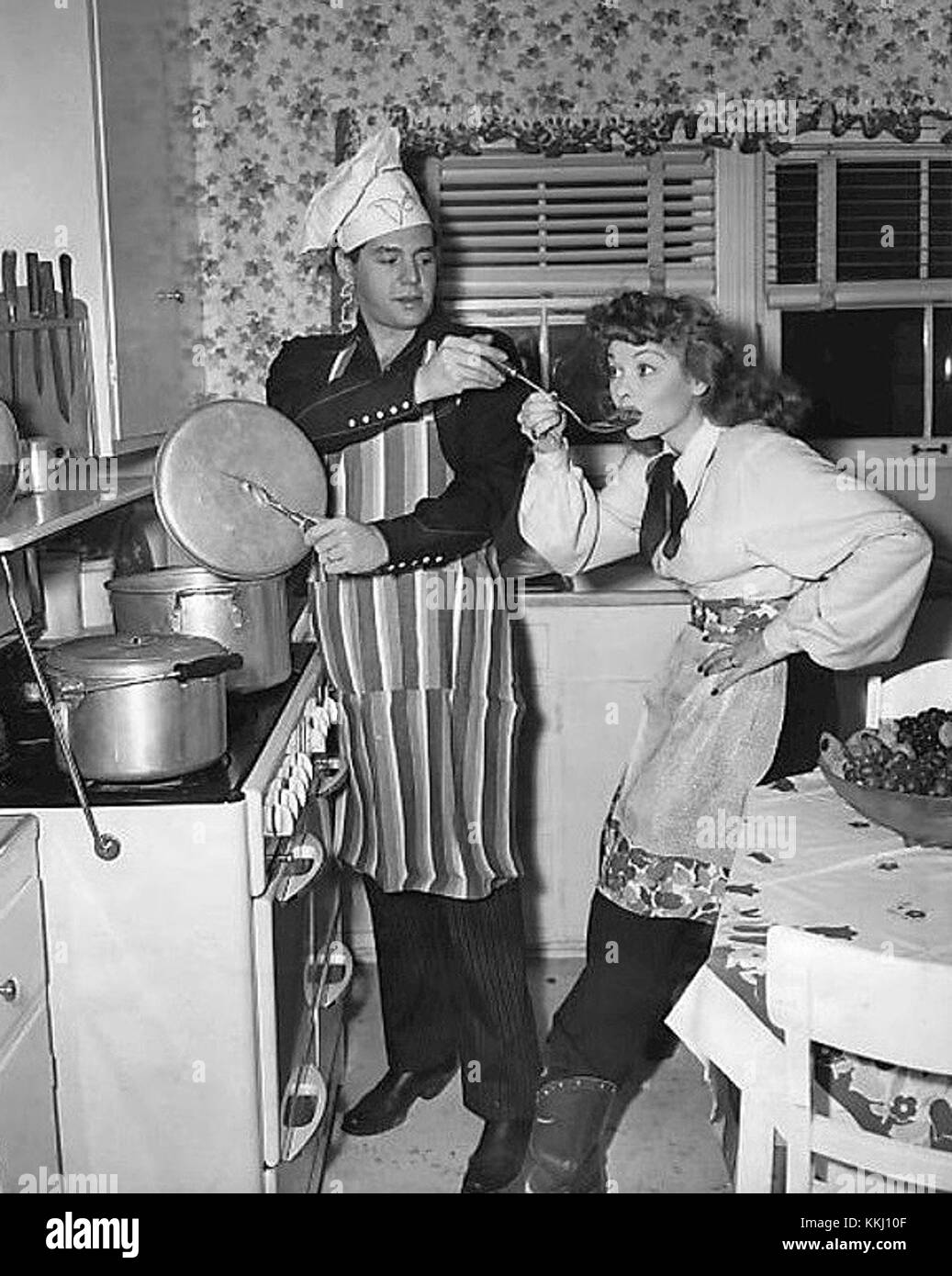 Lucille Ball und Desi Arnaz, berühmte Hollywood-Schauspieler, wurden 1947 in ihrem Haus gefangen genommen. Dieses Bild spiegelt ihr persönliches Leben und ihren Status als gefeiertes Paar in der Unterhaltungsgeschichte wider. Stockfoto