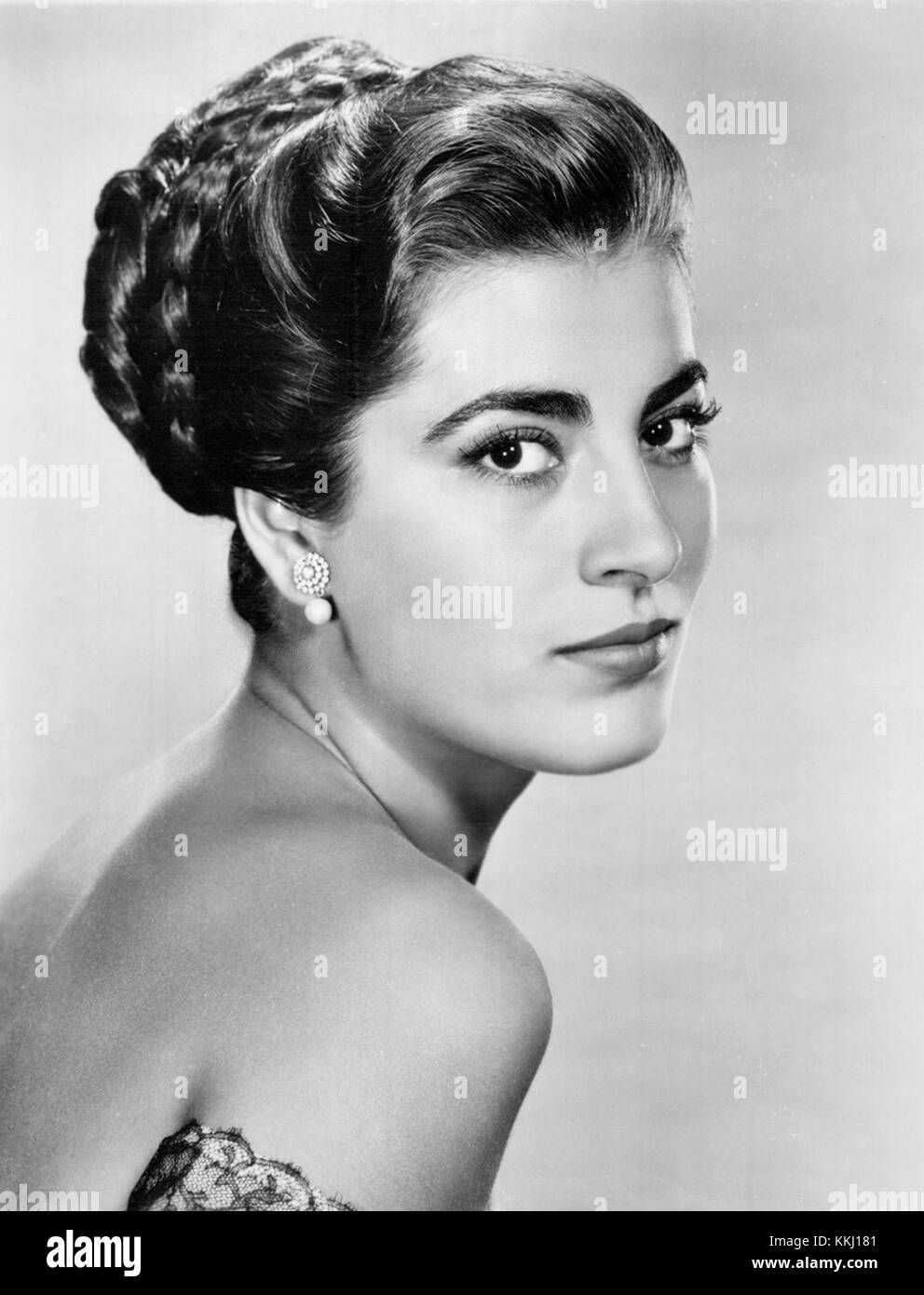 Irene Papas, eine bekannte griechische Schauspielerin, ist auf diesem Foto aus dem Jahr 1956 festgehalten. Sie ist bekannt für ihre kraftvollen Auftritte in europäischen und Hollywood-Filmen, die zum goldenen Zeitalter des Kinos beitragen. Stockfoto