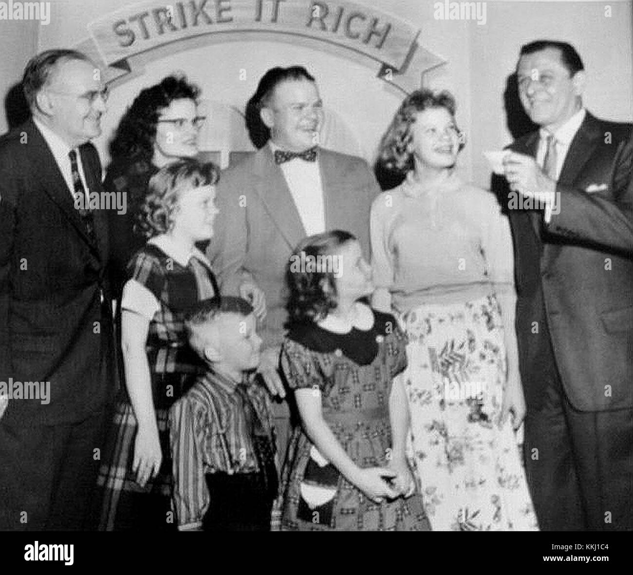 Strike it Rich ist eine beliebte US-amerikanische Fernsehshow, die erstmals in den 1950er Jahren ausgestrahlt wurde Die Teilnehmer beantworteten Fragen, um Geld und Preise zu gewinnen, was die amerikanische Unterhaltungskultur der Mitte des 20. Jahrhunderts widerspiegelte. Stockfoto