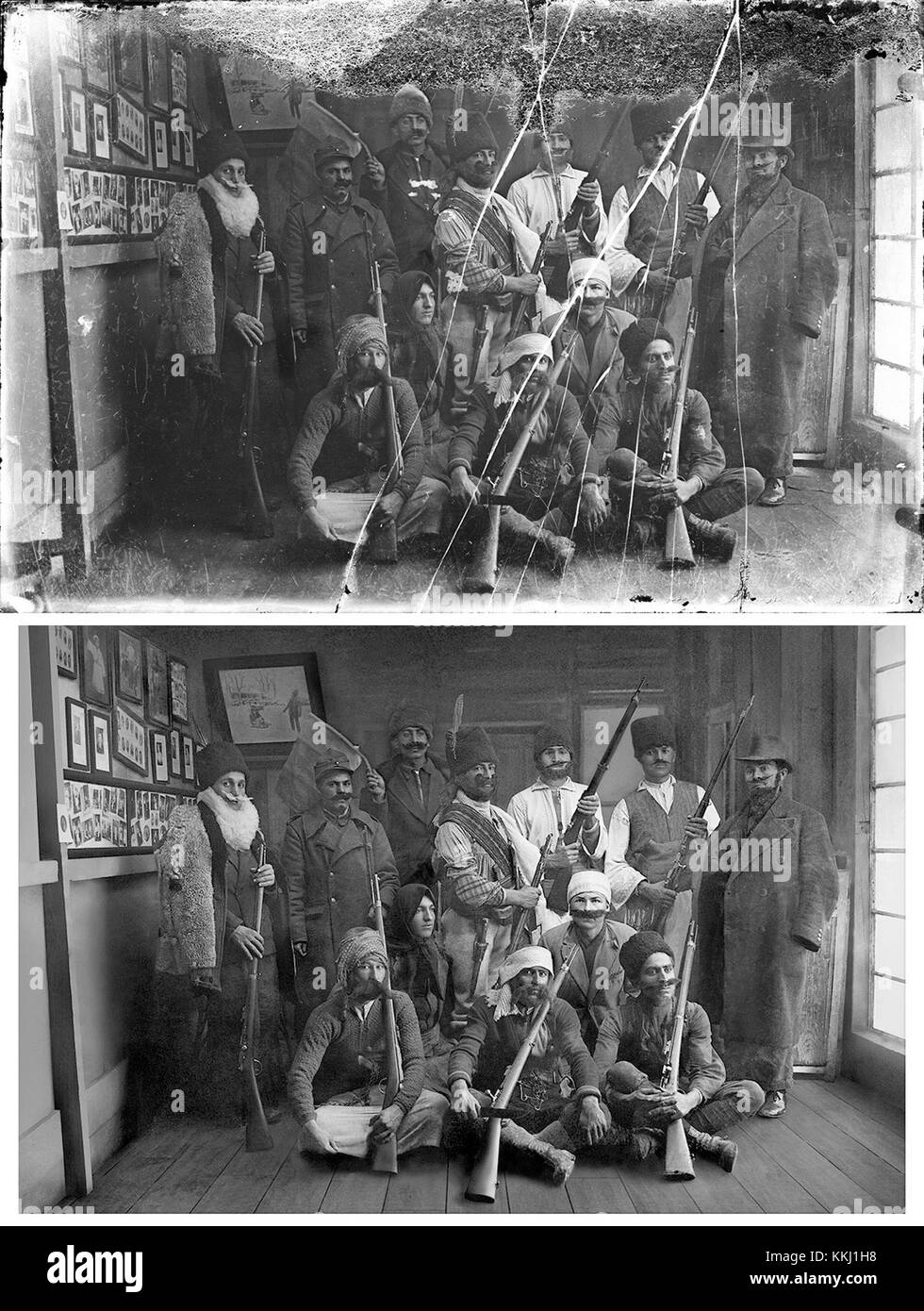 Dieses digital restaurierte Bild zeigt eine Gruppe von Männern in traditionellen Kostümen. Das Bild zeigt kulturelle Kleidung und traditionelle Kleidung, die für eine bestimmte Veranstaltung oder Feier getragen wird. Stockfoto