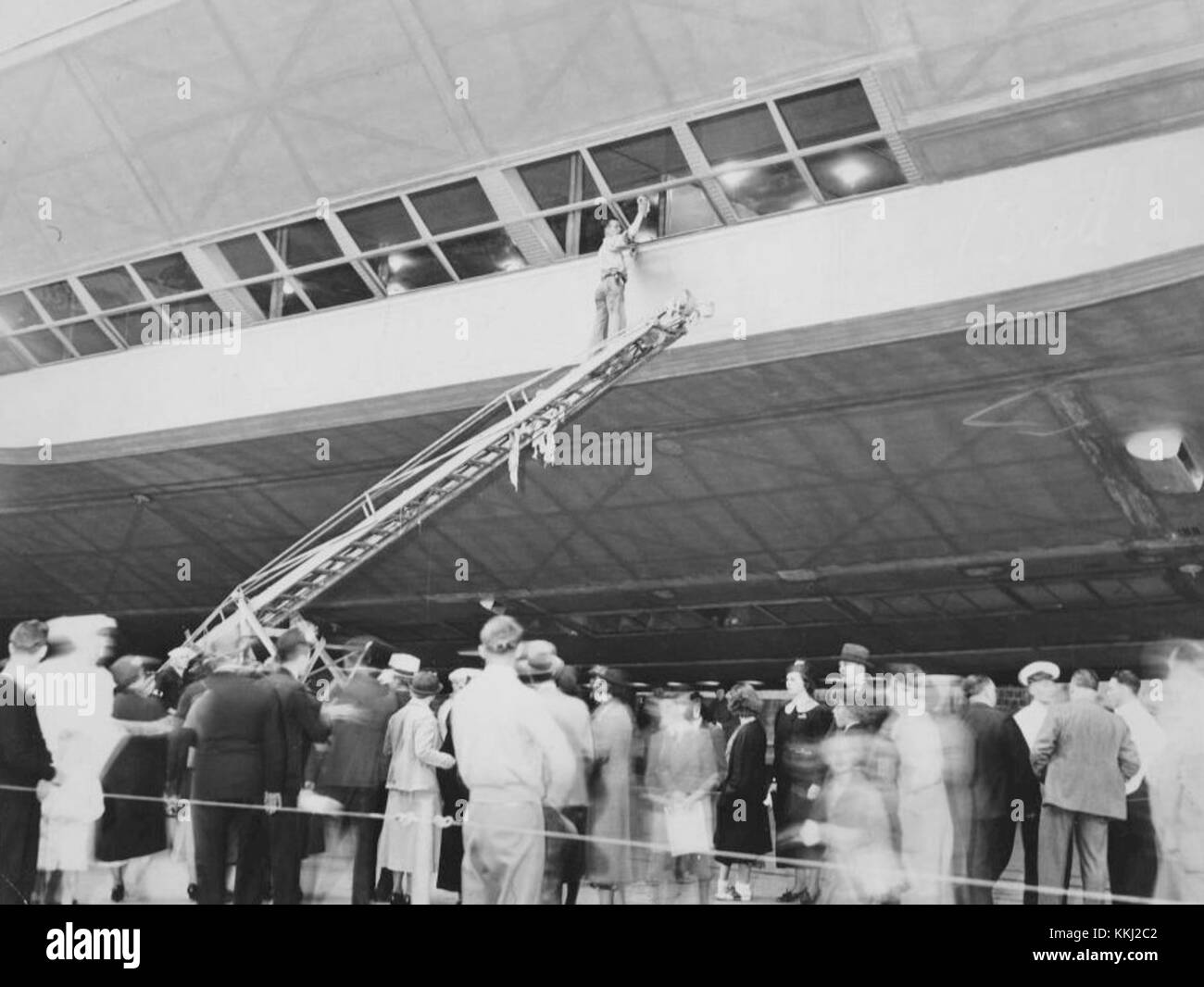 Die Hindenburg, das berühmte deutsche Luftschiff, war 1936 an einer Fensterreinigung beteiligt. Das Luftschiff ist für seinen tragischen Absturz im Jahr 1937 bekannt, aber dieses frühere Bild zeigt es während seiner Betriebszeit und zeigt seine Größe und Technologie. Stockfoto