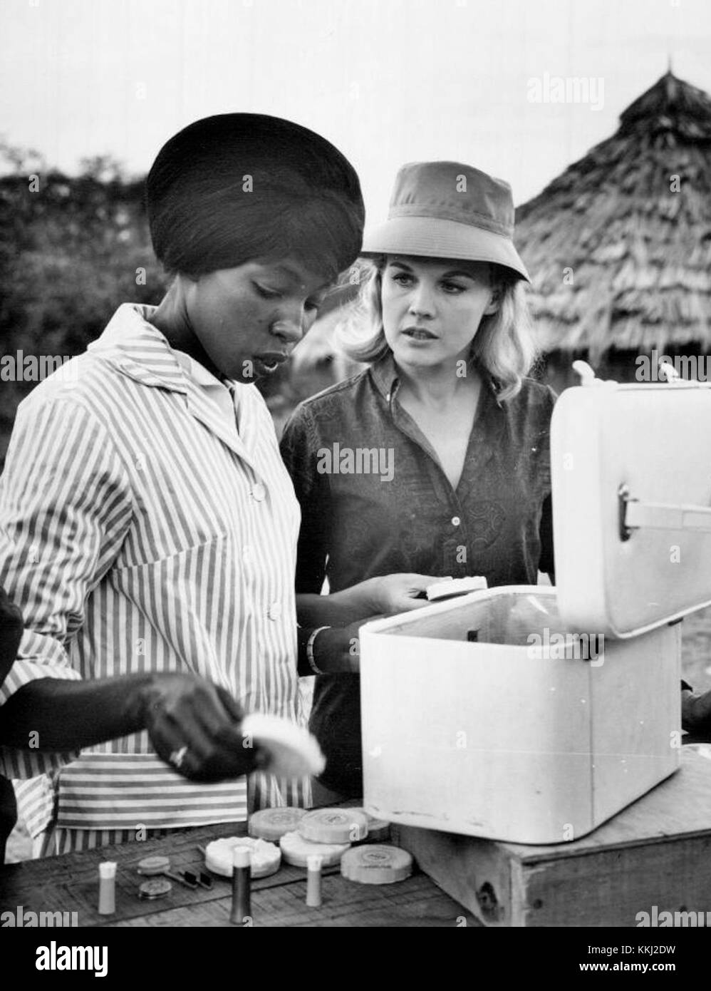 Carroll Baker ist auf dem Filmset abgebildet *Mr. Moses*. Bekannt für ihre Schauspielkarriere, spielte sie in den 1950er und 1960er Jahren in mehreren Filmen, darunter in diesem Projekt der 1970er Jahre. Stockfoto