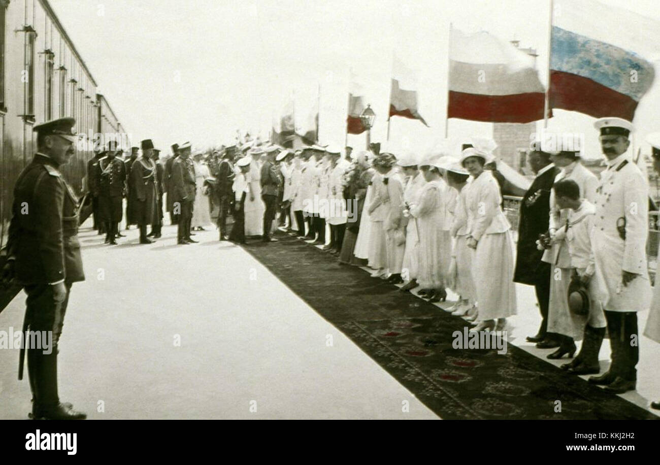 1916: Zar Nikolaus II. Von Russland und Sohn und Erbe Alexej Romanow. Die Serie der einzigartigen Bilder wurde vom Zaren Nikolaus II. Selbst oder von der königlichen Familie nahestehenden Personen aufgenommen. Sie wurden in den Jahren 1915-1916, den schrecklichsten Jahren des Ersten Weltkrieges, realisiert.Nikolaus II. War ein unersättlicher Fotograf. Er kümmerte sich besonders um Bilder, legte sie mit Sorgfalt in zahlreichen Alben. Seine Liebe zur Fotografie hat er an Maria, seine dritte Tochter, weitergegeben, die für die Färbung der meisten Bilder verantwortlich ist. (Foto: Laski D Nikolaus II. Von Russland und sein Sohn Alexei neben dem Kaiserlichen Zug Stockfoto