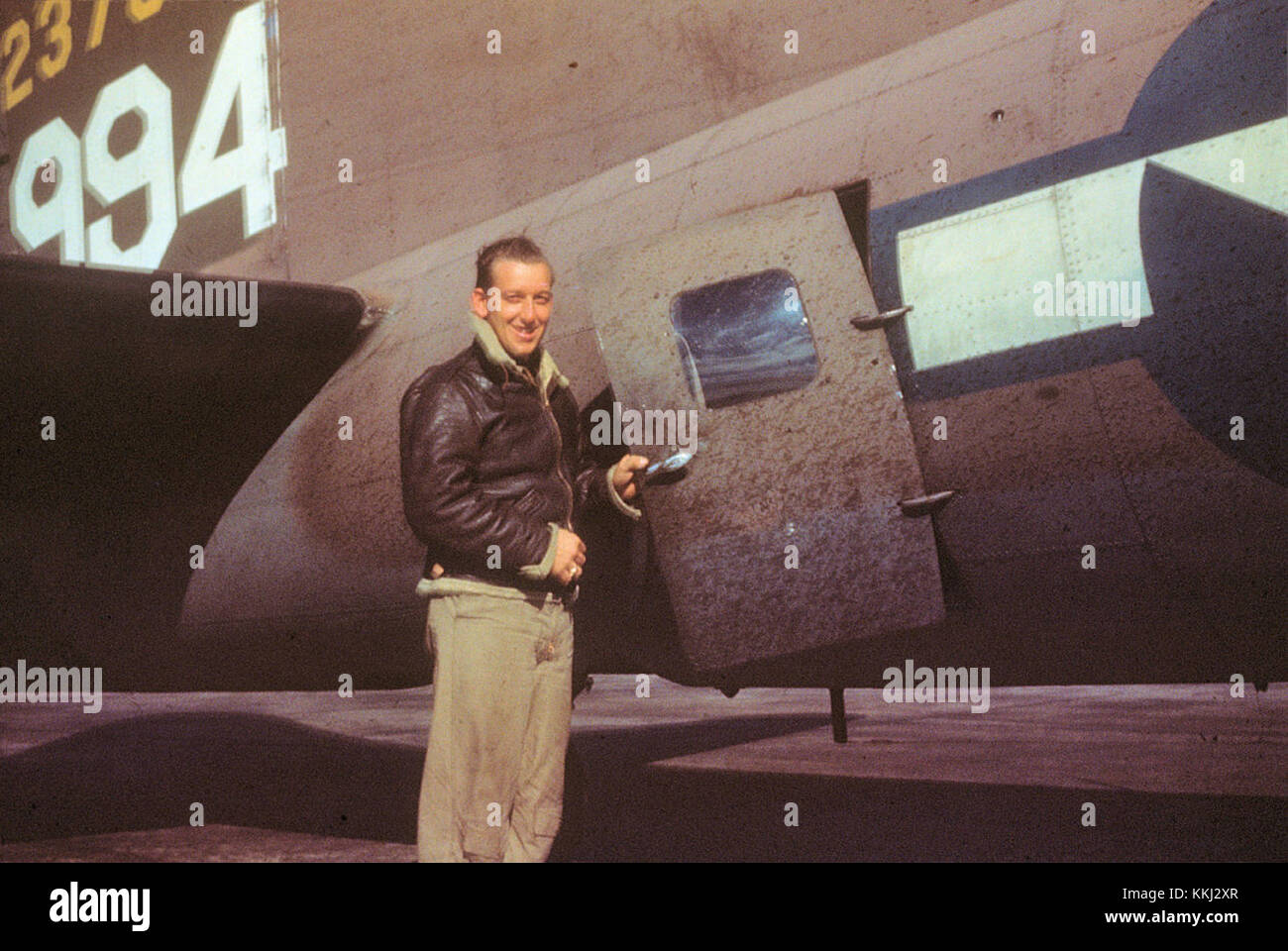 Die 457th Bombardment Group war eine Einheit der US Army Air Forces während des Zweiten Weltkriegs. Dieses Bild zeigt wahrscheinlich die Besatzung einer B-17 Flying Fortress, einem viermotorigen schweren Bomber, der bei strategischen Bombenangriffen über Europa eingesetzt wurde. Stockfoto Die 457th Bombardment Group war eine Einheit der US Army Air Forces während des Zweiten Weltkriegs. Dieses Bild zeigt wahrscheinlich die Besatzung einer B-17 Flying Fortress, einem viermotorigen schweren Bomber, der bei strategischen Bombenangriffen über Europa eingesetzt wurde. Stockfoto