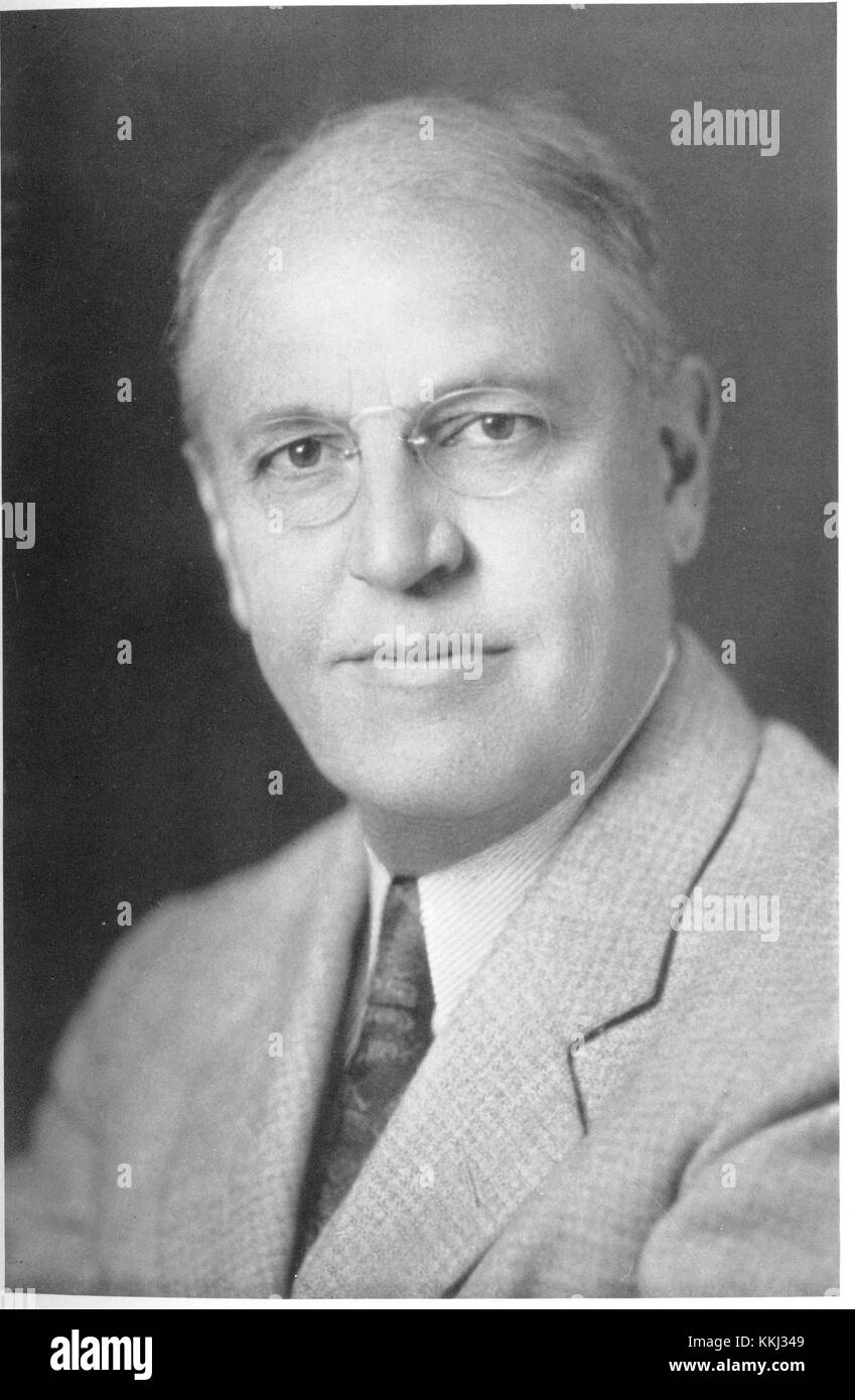 Henry Noble MacCracken war ein prominenter amerikanischer Akademiker und Administrator, bekannt für seine Führungsrolle am Vassar College. Dieses Porträt aus der Zeit um 1940 hebt seine bedeutenden Beiträge zur Hochschulbildung hervor. Stockfoto