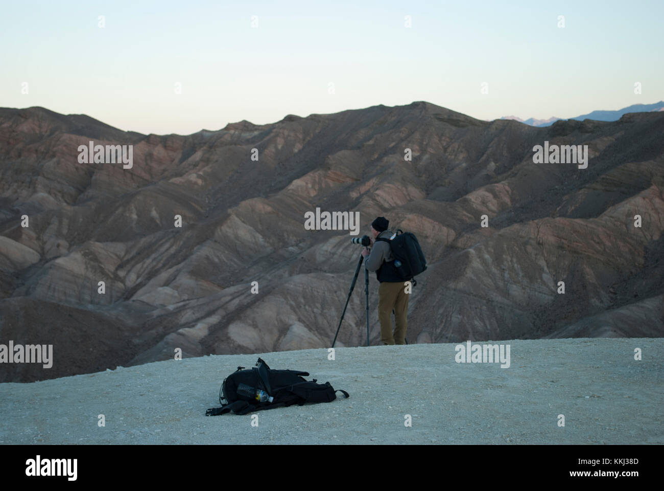 Professioneller Fotograf nimmt Bild. professionelle Fotoausrüstung. ungewöhnliche Berge Stockfoto