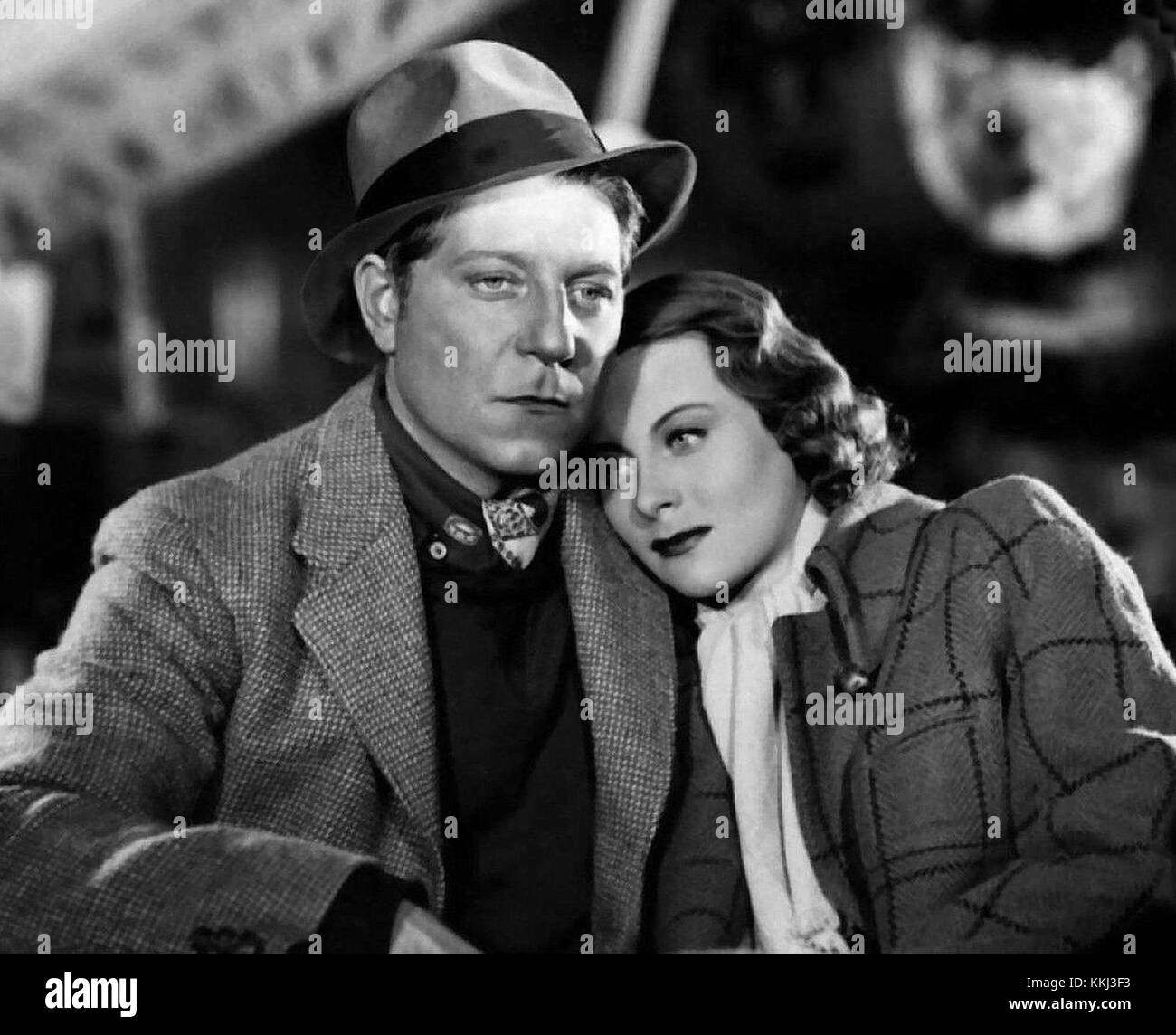 Port of Shadows (1938) ist ein französischer Film Noir von Marcel Carné, der sich mit düsteren und stimmungsvollen Themen der französischen Nachkriegsgesellschaft befasst. Der Film ist bekannt für seine stimmungsvolle Kinematographie und das eindrucksvolle Erzählen von Geschichten. Stockfoto