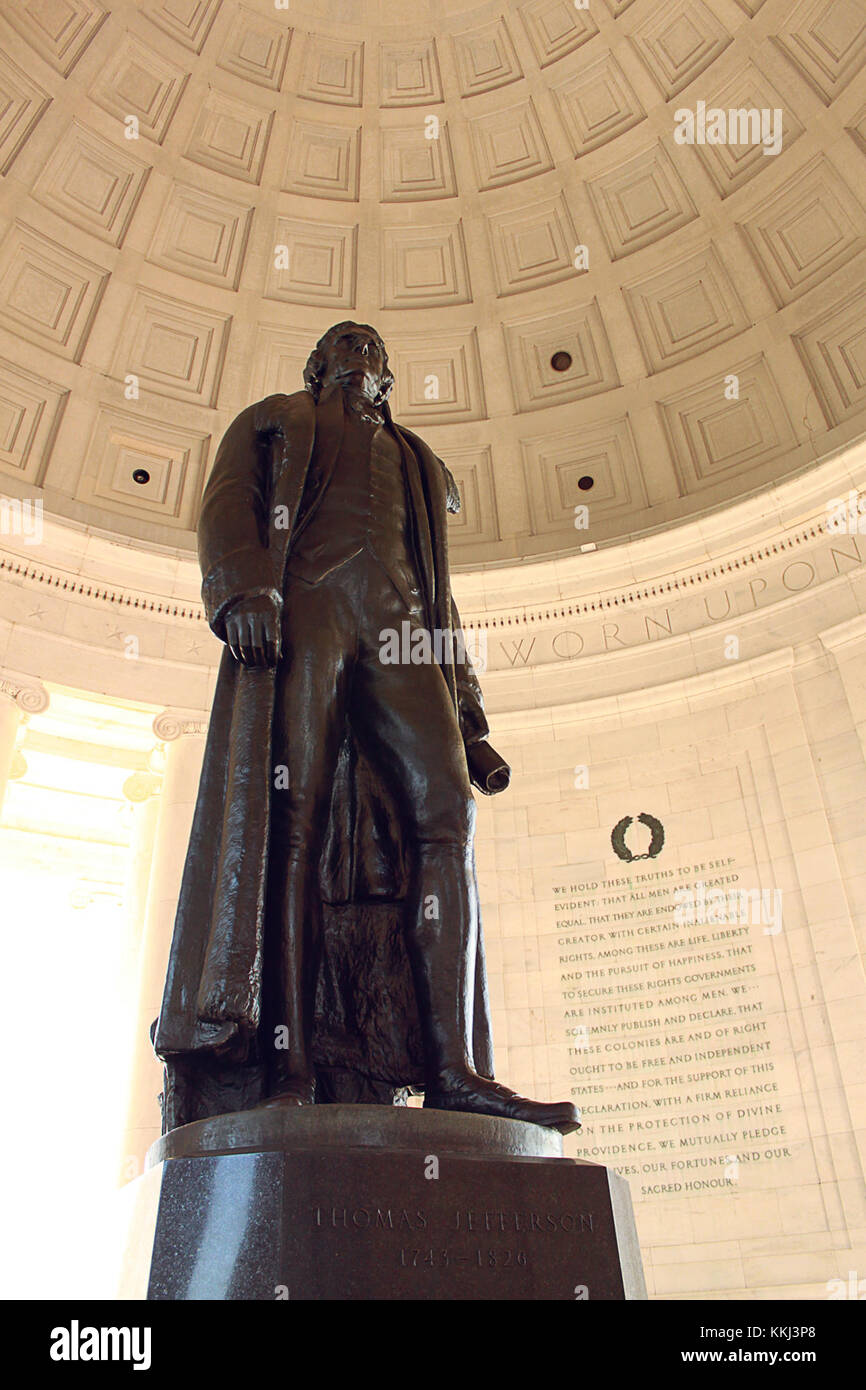 Die Jefferson Memorial Statue in Washington, D.C. ist ein prominentes Denkmal, das Thomas Jefferson, dem dritten Präsidenten der Vereinigten Staaten, gewidmet ist. Die Statue steht im Jefferson Memorial und ehrt seine Beiträge für die Nation. Stockfoto