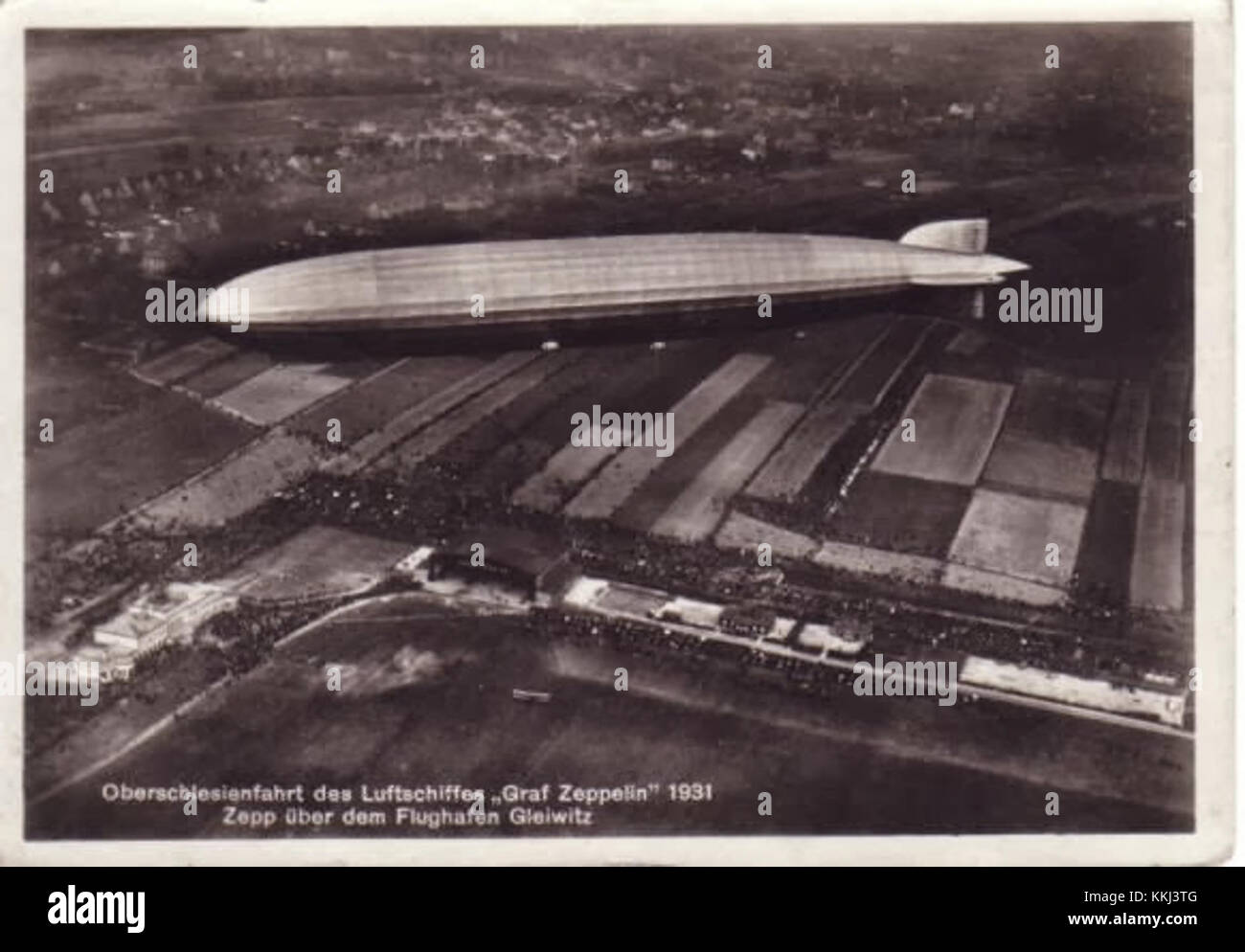 Die *Graf Zeppelin* war ein deutsches Starrluftschiff, das 1931 seinen berühmten Weltumrundflug absolvierte. Diese bedeutende Leistung in der Geschichte der Luftfahrt hat das Potenzial von Luftschiffen für den Fernverkehr deutlich gemacht. Stockfoto