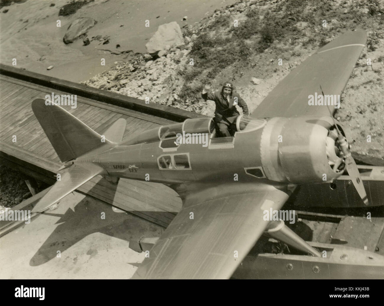 Luftaufnahme aus den 1930er Jahren mit Major Alexander Nikolaievich Prokofjew de Seversky im Cockpit eines Seversky SEV-3M-WW Doppeldeckers, mit sichtbarem Wright Whirlwind-Triebwerk. Stockfoto