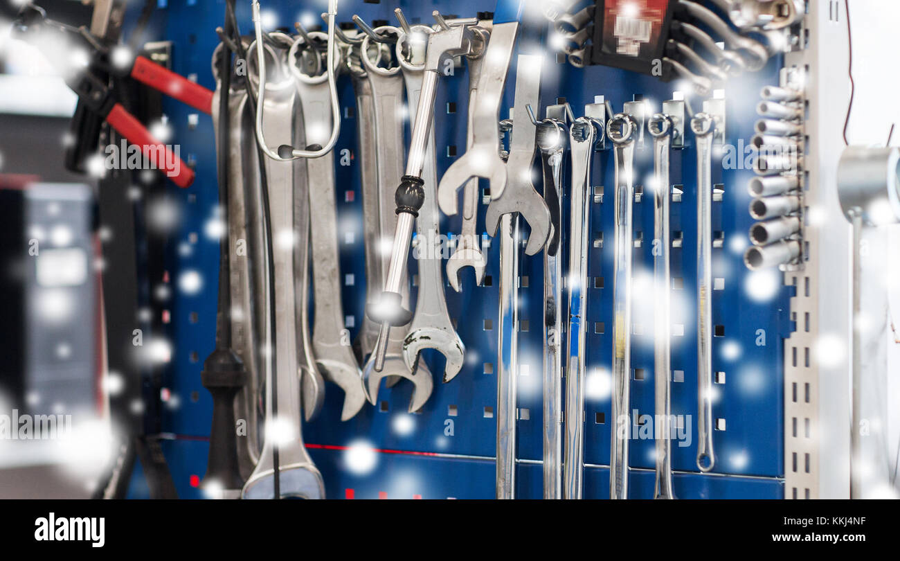 Satz Schraubenschlüssel an KFZ-Werkstatt über Schnee Stockfoto