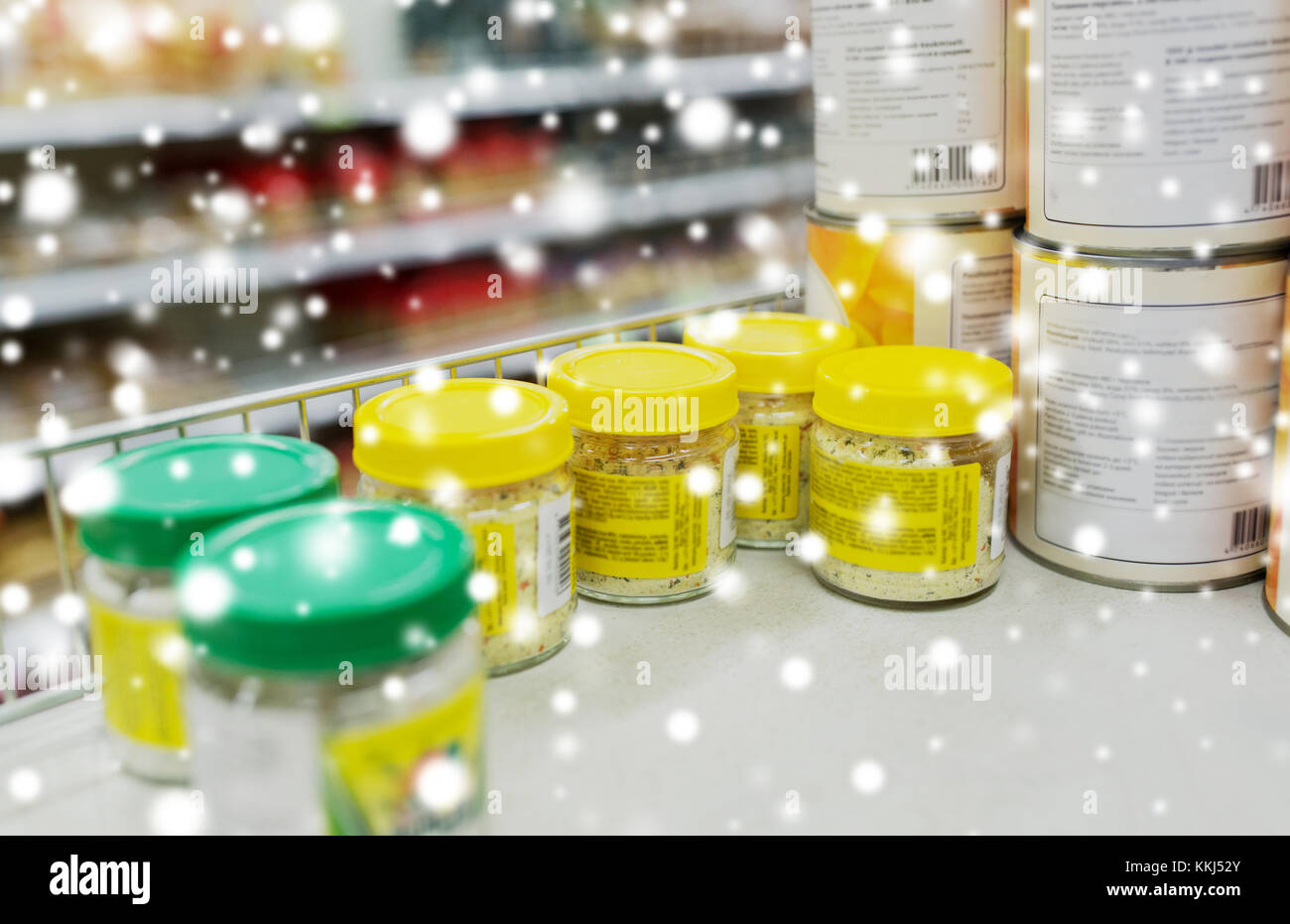 Gläser mit Lebensmittel oder Gewürze im Supermarkt-Regal Stockfoto