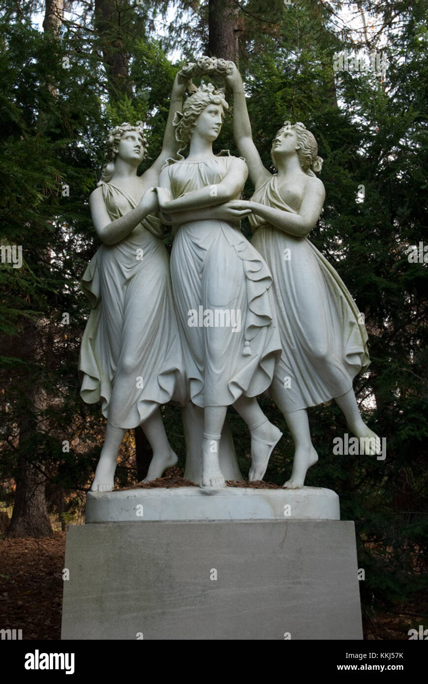 Das Kunstwerk mit dem Titel „The Three Graces“ wird im Indianapolis Museum of Art ausgestellt Dieses Stück, das von renommierten Künstlern geschaffen wurde, zeigt eine klassische Darstellung von drei Frauen, die Schönheit, Charme und Freude repräsentieren, ein gemeinsames Thema in der klassischen Mythologie. Stockfoto