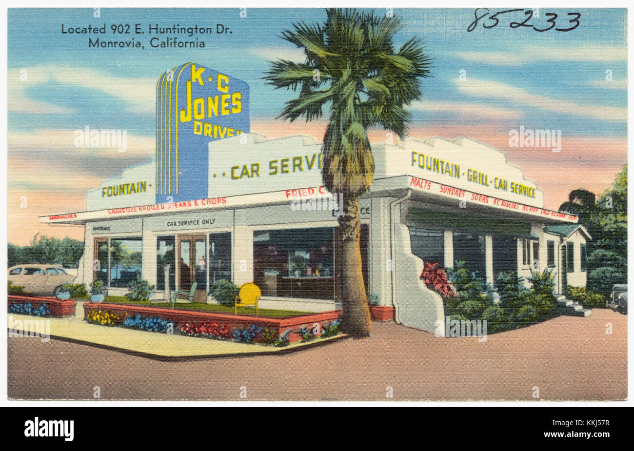 Dieses Bild zeigt das K.C. Jones Drive-in, ein bekanntes Etablissement in Monrovia, Kalifornien. Der Drive-in war Mitte des 20. Jahrhunderts beliebt, weil er seinen Gästen Speisen und Getränke in einem bequemen Car-Hop-Service anbot. Es ist Teil der Kulturgeschichte von Californiaâ und spiegelt die Drive-in-Kultur der 1950er-1960er Jahre wider. Stockfoto