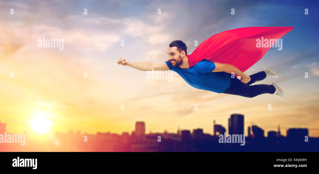 glücklicher Mann im roten Superhelden Kap Stadt überfliegen Stockfoto