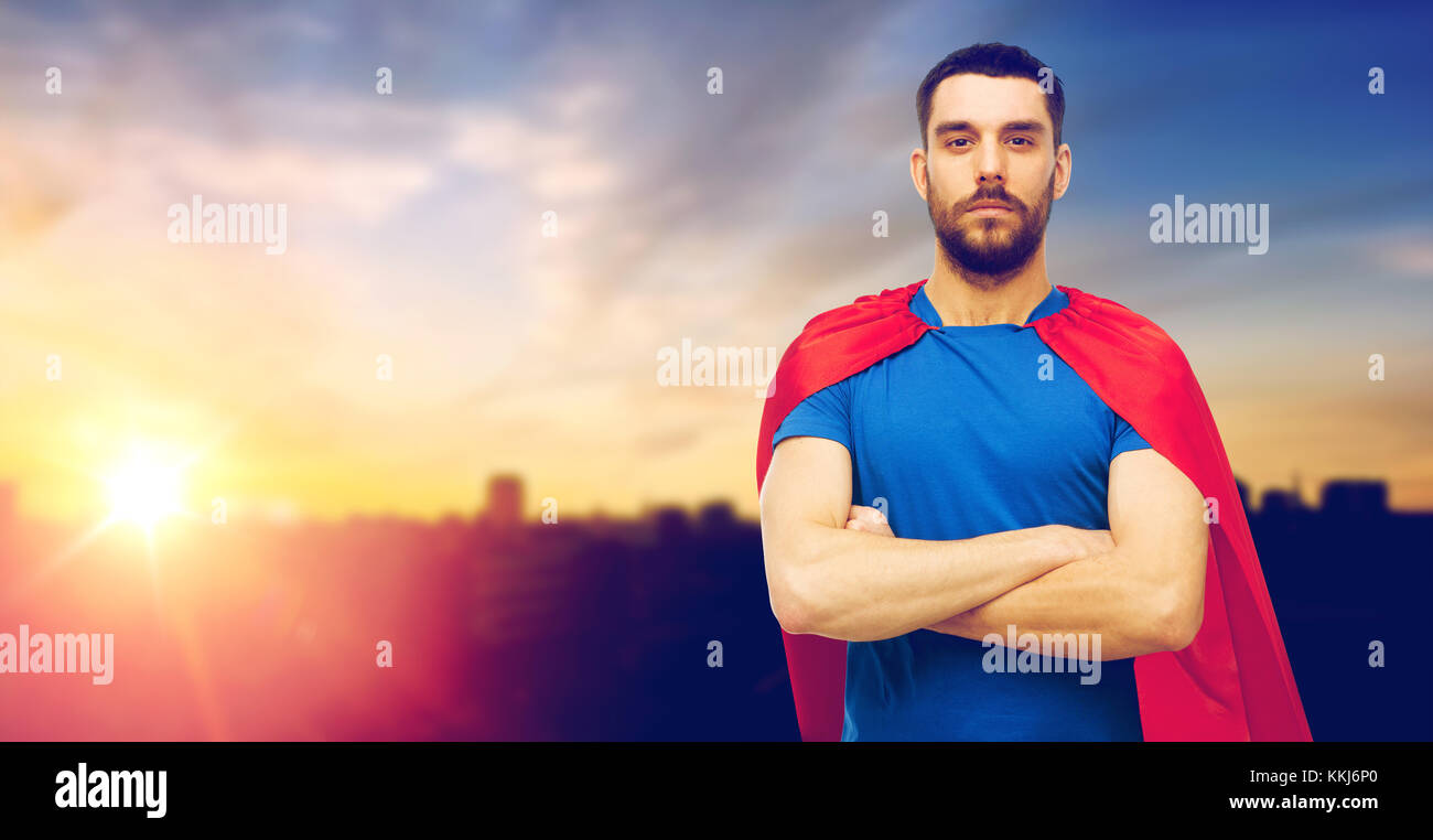 Mann in rote Superheld Kap über Stadt Hintergrund Stockfoto
