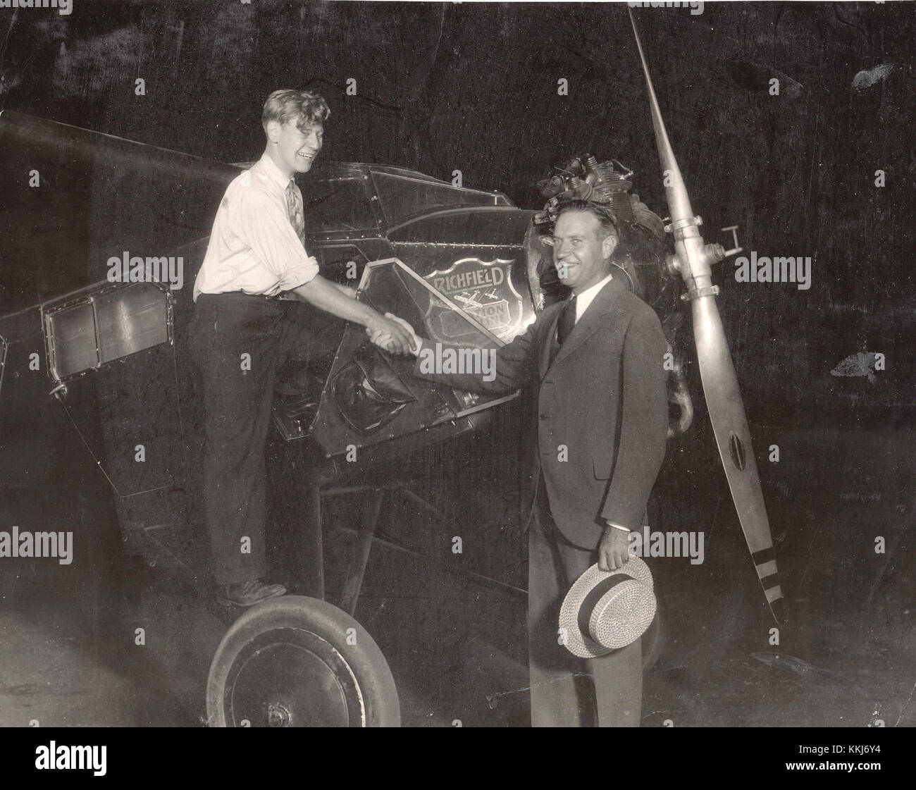 Eddie August Schneider schüttelt Richard Barnitz am 21. August 1930 in Los Angeles die Hand (600 dpi, beschnitten, Helligkeit angepasst) Stockfoto