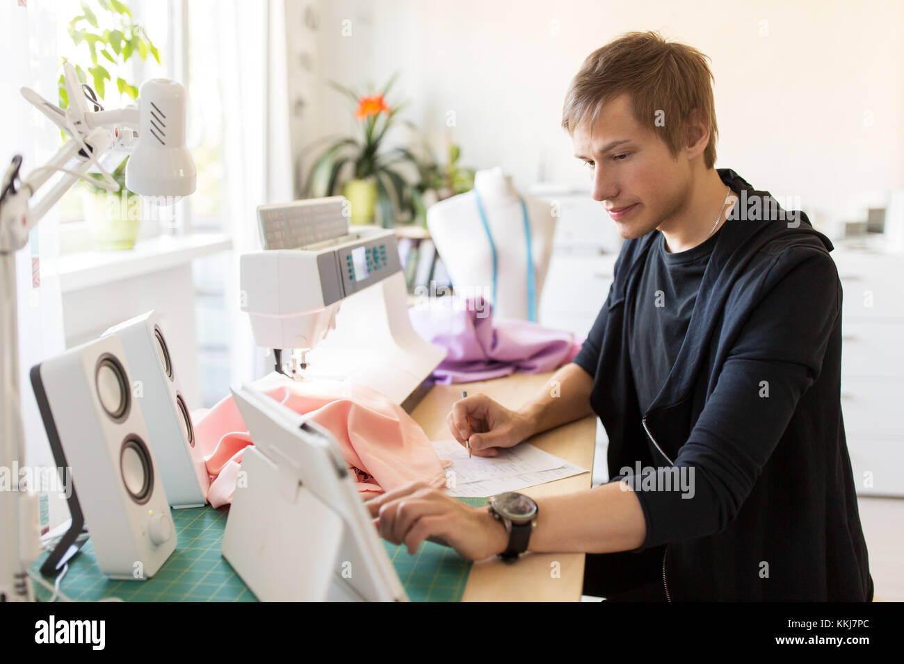 Fashion Designer mit Tablet-PC im Studio arbeiten Stockfoto