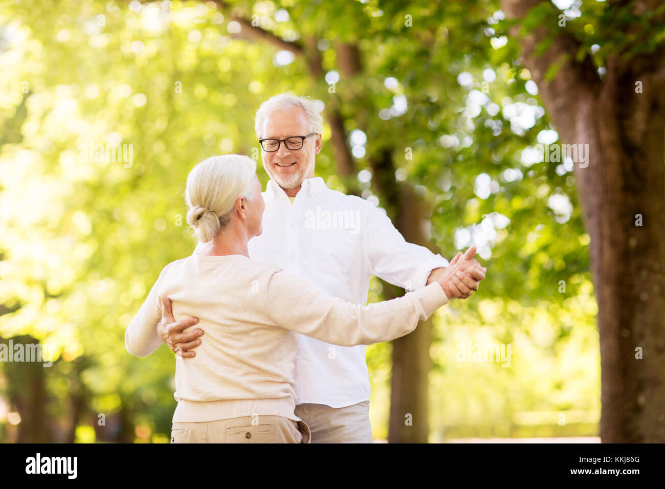 Gerne älteres Paar tanzen im Sommer Park Stockfoto