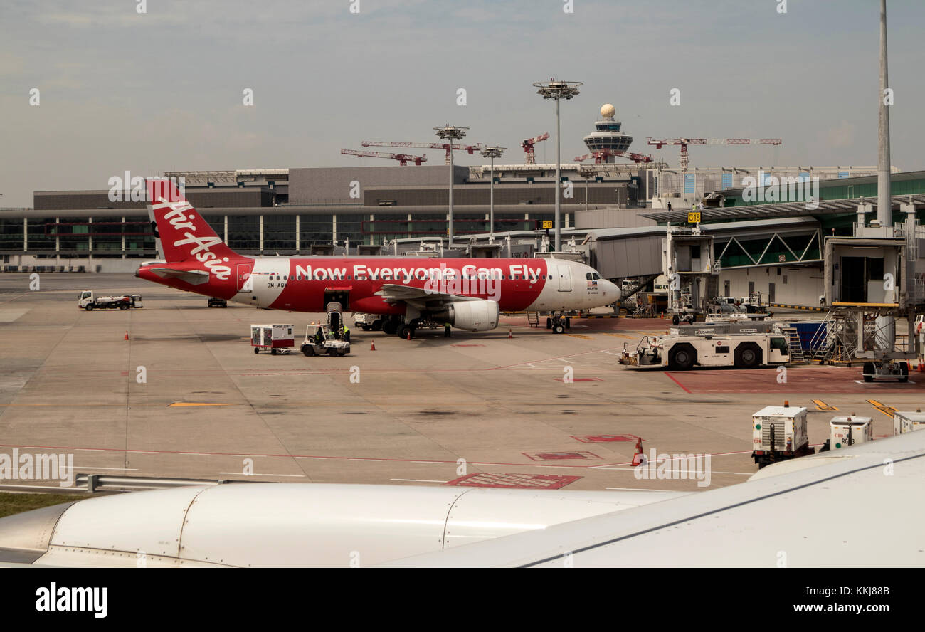 Ein 320-216 Air Asia Flug-, 9 M AQN auf dem Vorfeld des Flughafens Singapur Changi International Stockfoto