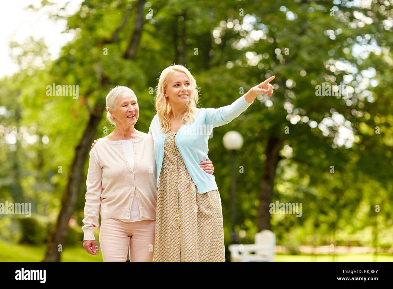Tochter mit älteren Mutter im Park Stockfoto
