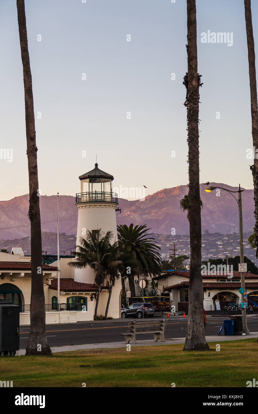 Santa Barbara Lighthouse mit Blick auf die Pazifikküste in der Abenddämmerung, Kalifornien, USA Stockfoto