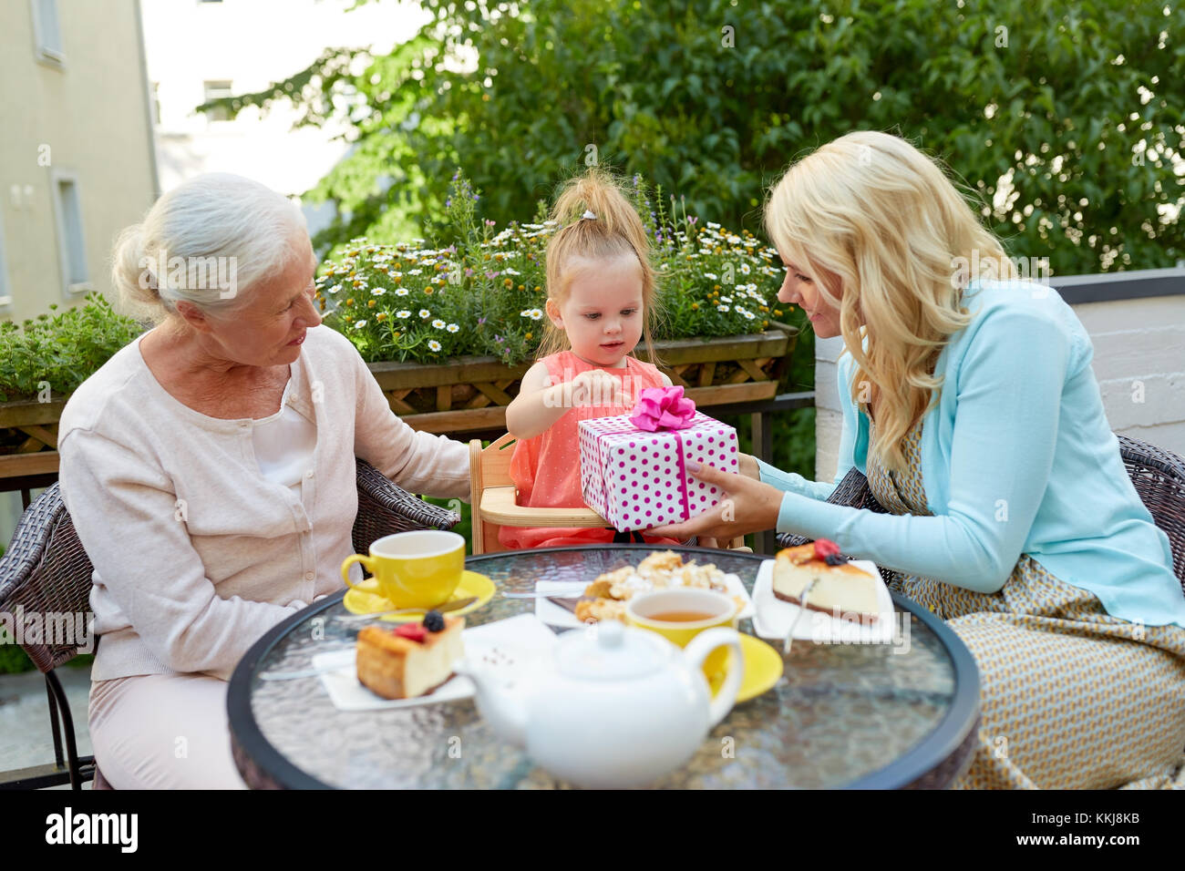 Glückliche Mutter, zu kleine Tochter im Cafe Stockfoto