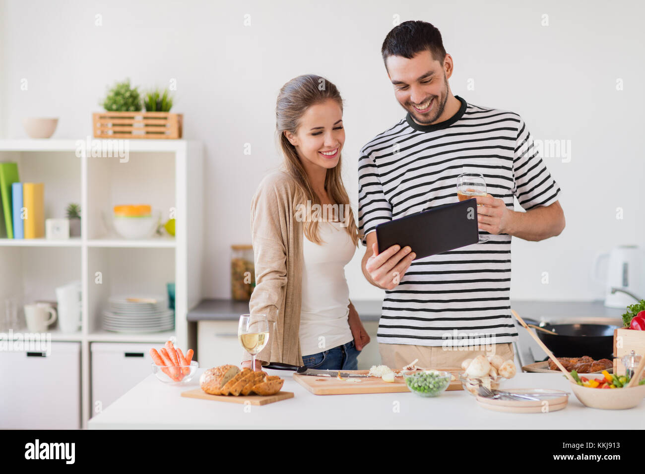 Brautpaar mit Tablet-pc zu Hause zu kochen Stockfoto