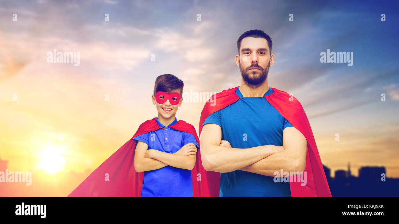 Vater und Sohn in Superhelden Caps über die Stadt Stockfoto