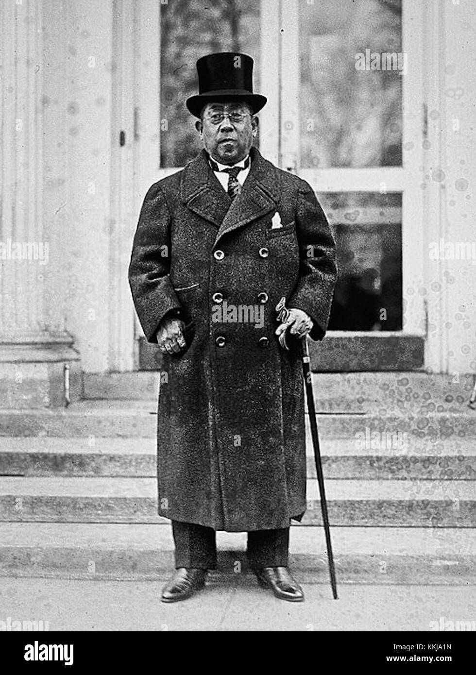 Ein historisches Porträt von Tokugawa Iesato, einer prominenten Persönlichkeit in der japanischen Geschichte, aus dem Jahr 1922. Dieses Bild zeigt die Kleidung und das Verhalten eines Mitglieds der Tokugawa-Familie während der Taisho-Ära. Stockfoto