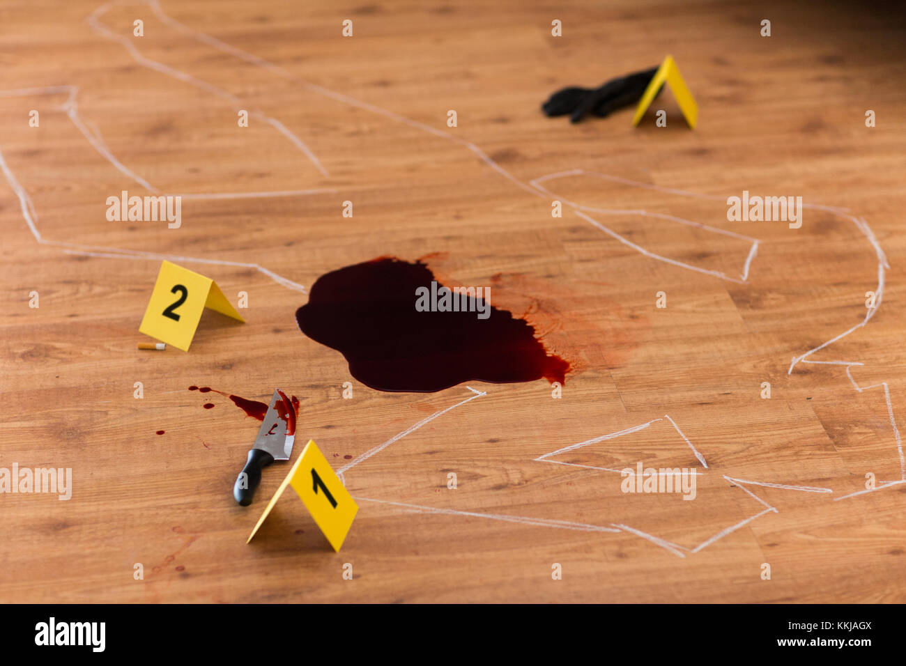 Chalk Umrisse und Messer in Blut am Tatort Stockfoto