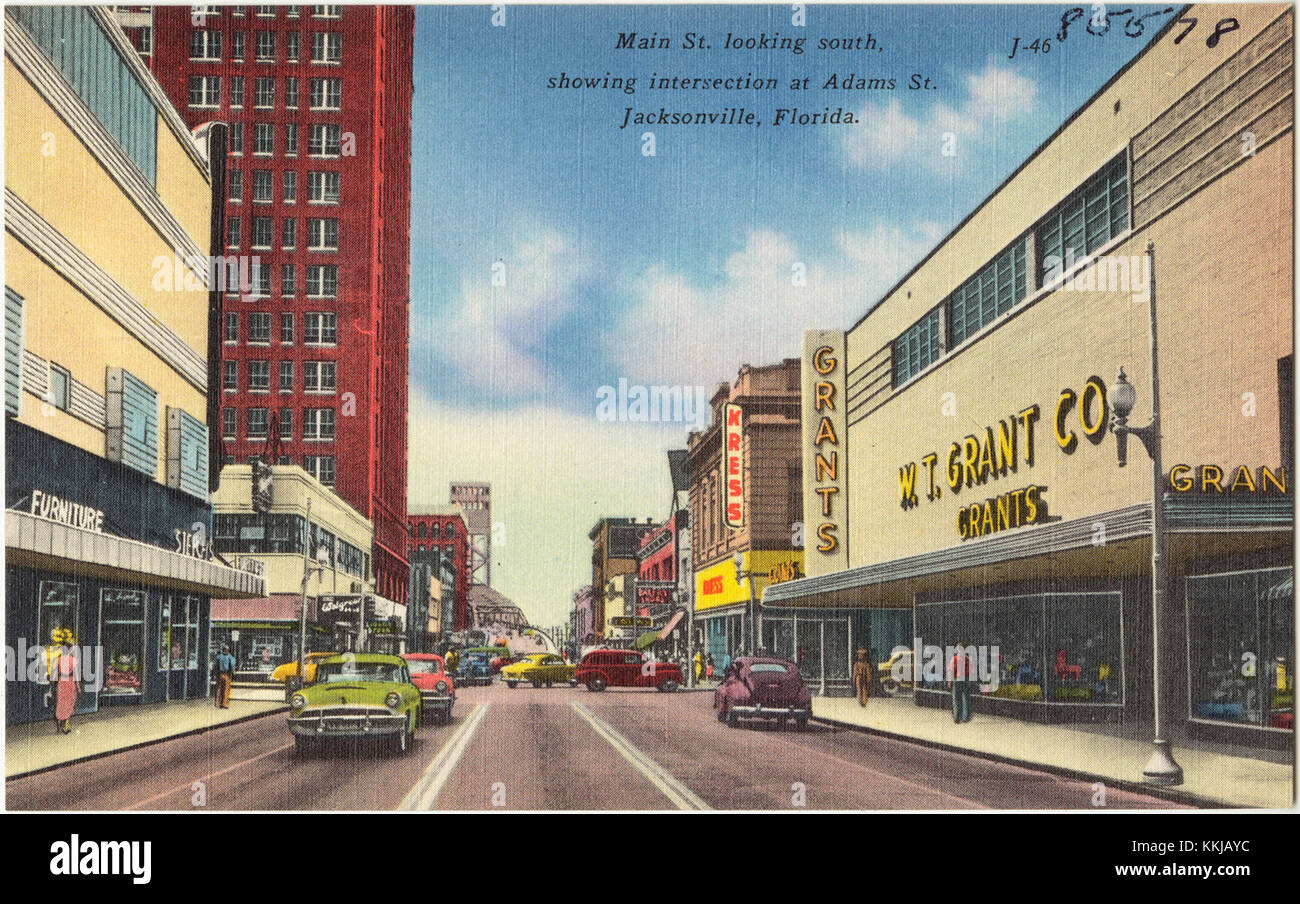 Dieses historische Foto zeigt den W.T. Grants Store an der Main Street in Jacksonville, Florida, mit Blick nach Süden auf die Kreuzung an der Adams Street. Das Bild bietet einen Einblick in Jacksonvilles Stadtlandschaft Mitte des 20. Jahrhunderts. Stockfoto