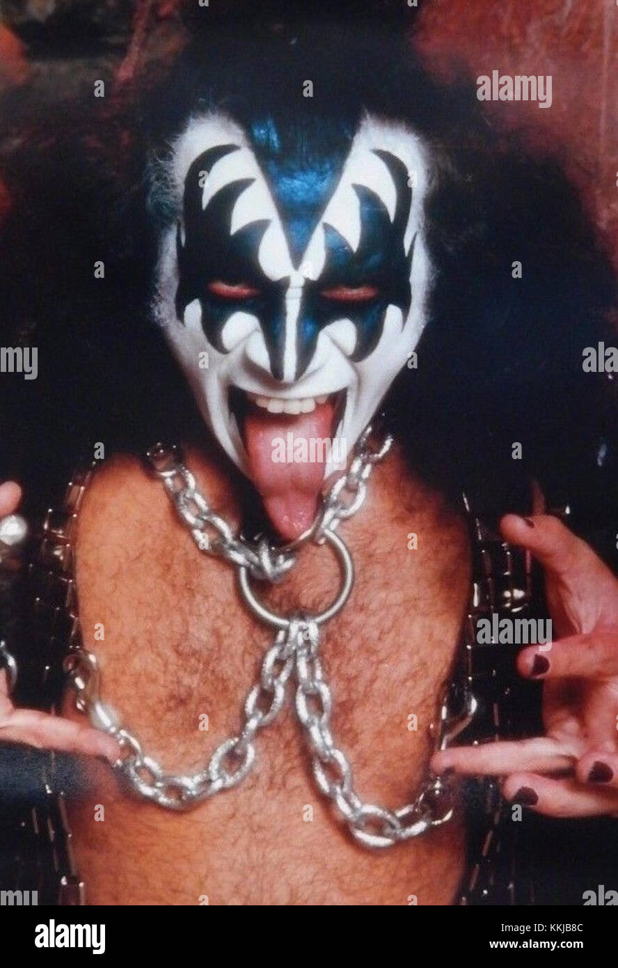 Dieses Foto zeigt Gene Simmons, den legendären Bassisten und Mitbegründer der Rockband KISS aus dem Jahr 1977. Simmons ist bekannt für seine Theaterpersönlichkeit und sein unverwechselbares Make-up und wurde in den 1970er Jahren und darüber hinaus zu einem Symbol der Rock-and-Roll-Kultur. Stockfoto