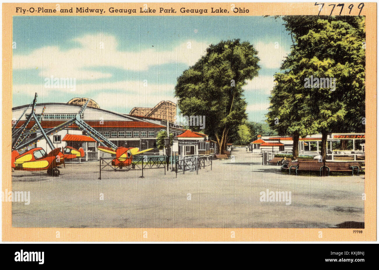 Eine Vintage-Postkarte aus den 1930ersâ€„1940er Jahren, die den Fly-O-Plane Ride und den Midway im Geauga Lake Park in Ohio zeigt und die Vergnügungsangebote des Parks während dieser Zeit veranschaulicht. Stockfoto