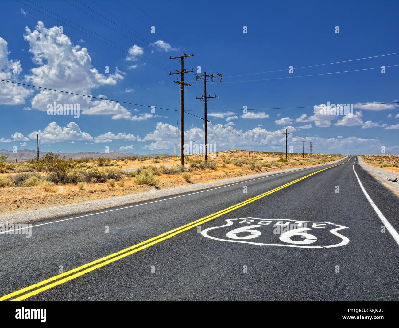 Us-Route 66 Highway mit Zeichen auf Asphalt auf Kalifornien. Stockfoto