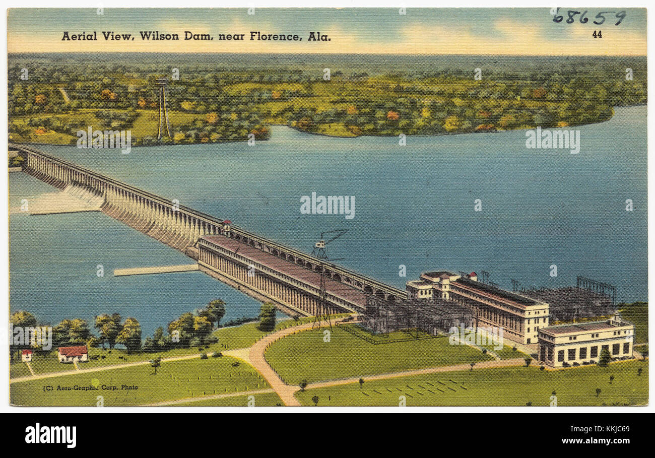 Dieses Luftbild zeigt den Wilson Dam in der Nähe von Florence, Alabama. Der Staudamm ist ein wichtiger Teil der Infrastruktur der Tennessee Valley Authority und stellt Wasserkraft und Wasserwirtschaft für die Region bereit. Stockfoto