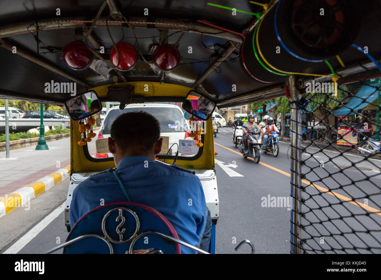 Bangkok, Thailand. Street View auf der Beifahrerseite von innen ein Tuk-Tuk (Dreirädriges Motorrad Taxi.) Stockfoto