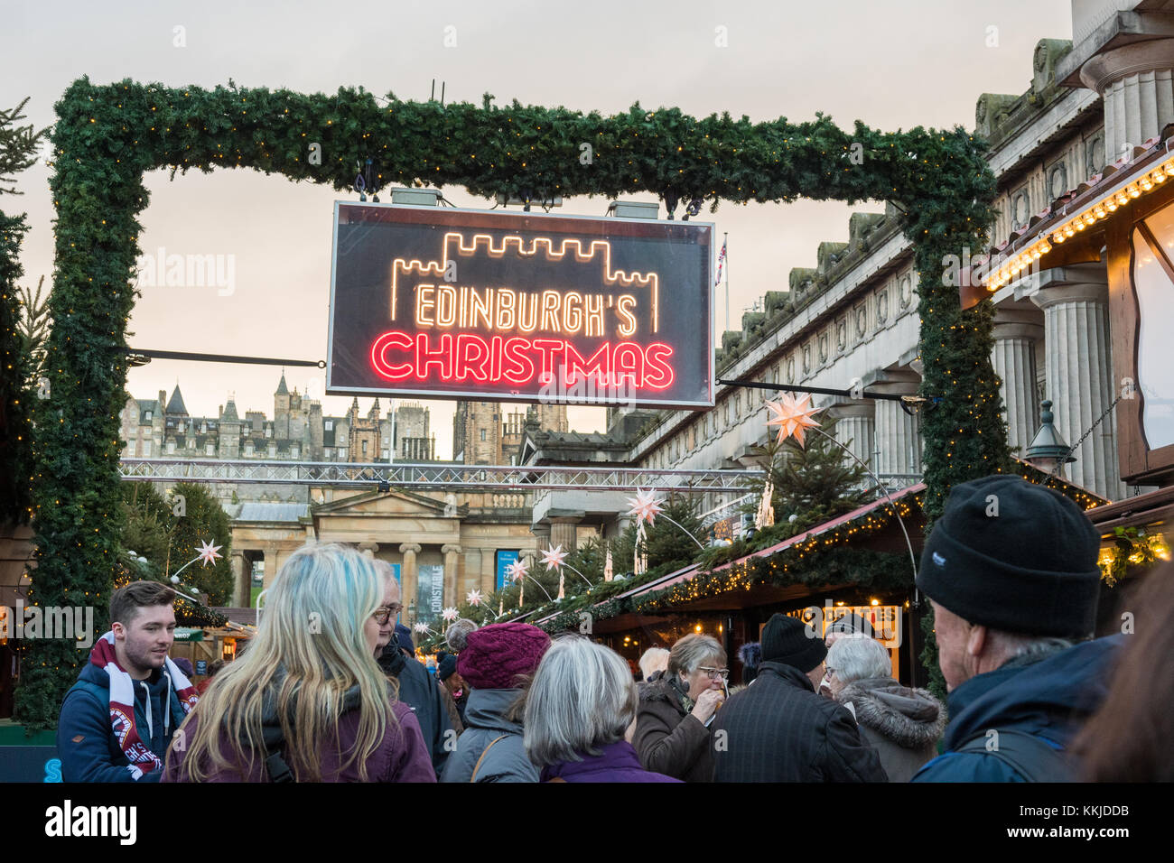 Edinburgh's Christmas 2017 - Menschen, die den Weihnachtsmarkt in Edinburgh, Schottland, Großbritannien Stockfoto