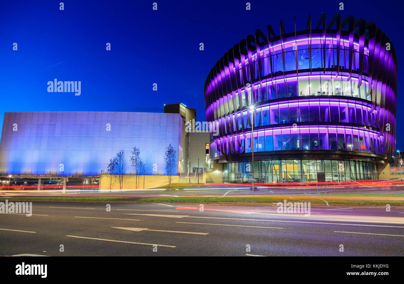 Die Oastler Gebäude, Teil von Huddersfield University, kurz vor der Morgendämmerung. Stockfoto