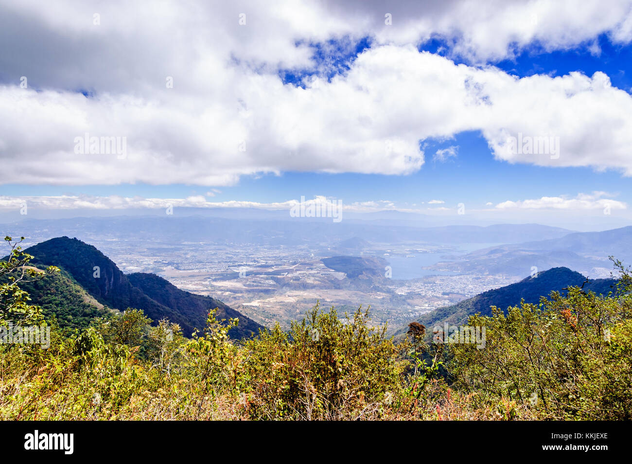 Hügel Aussicht auf das Tal und den See Amatitlan in der Nähe von Antigua, Guatemala, Mittelamerika Stockfoto