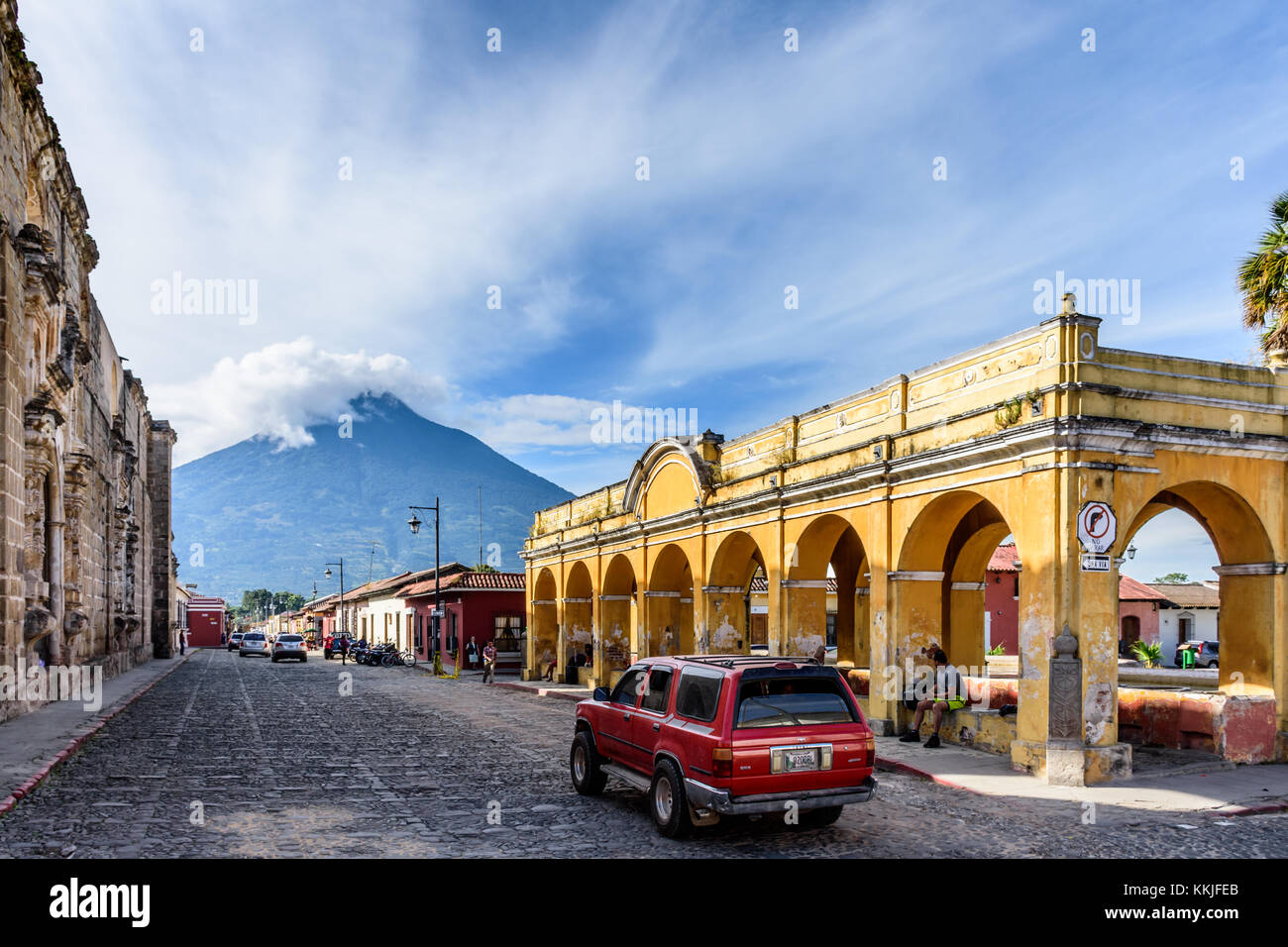 Antigua, Guatemala - Oktober 22, 2017: Santa Clara Ruinen, Tanque de la Union öffentliche Wäscherei Tank & agua Vulkan in der kolonialen Stadt Stockfoto