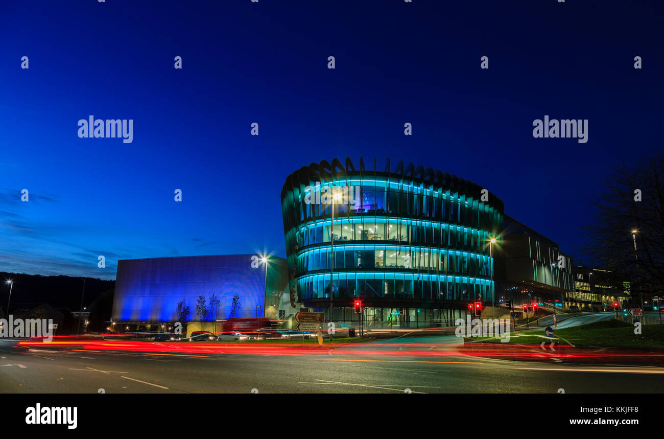 Die Oastler Gebäude, Teil von Huddersfield University, kurz vor der Morgendämmerung. Stockfoto
