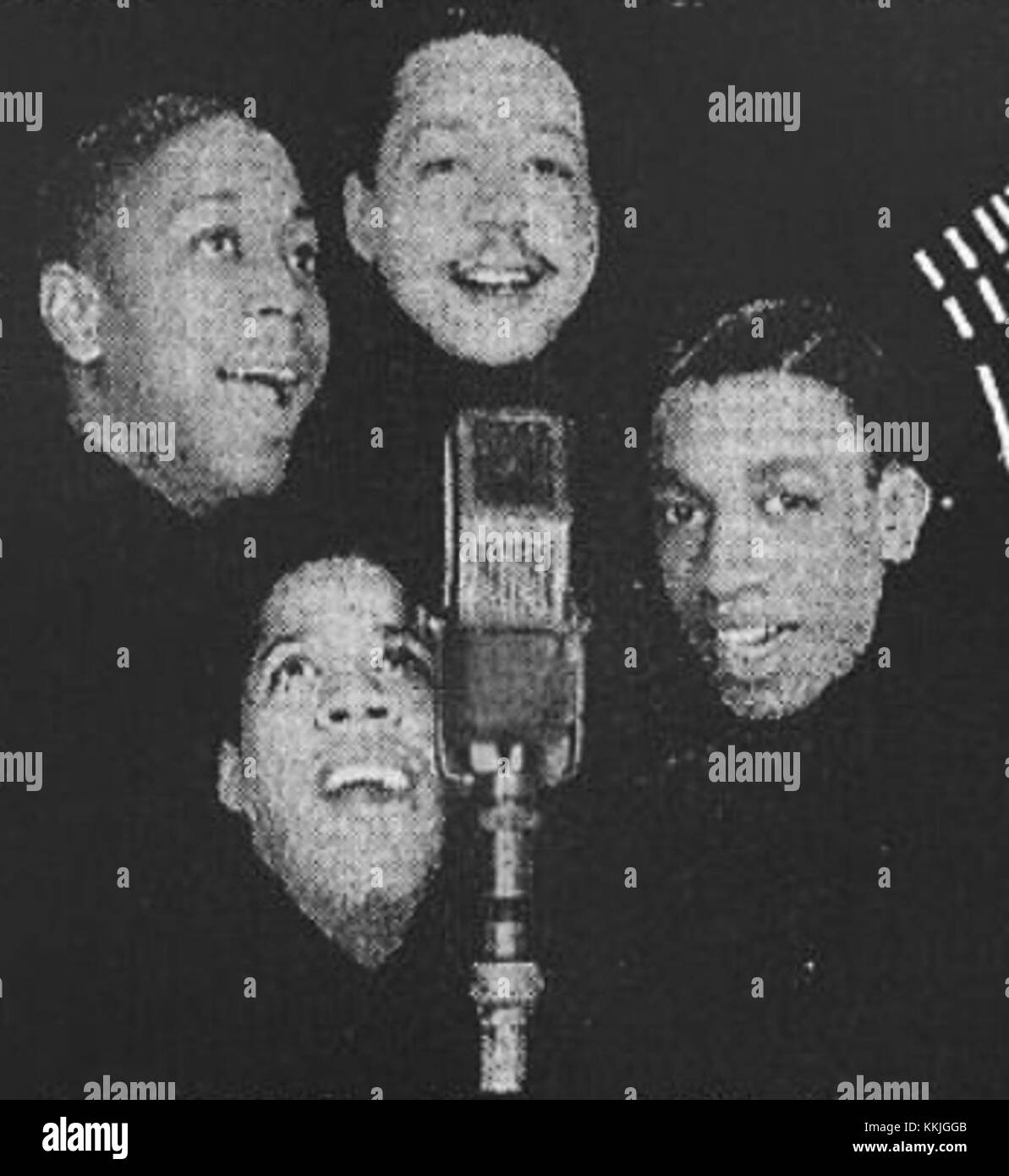 Eine Vintage-Fotografie von einer Ink zeigt Werbetafeln, die wahrscheinlich für die berühmte amerikanische Gesangsgruppe werben. Das Bild zeigt das ikonische Plakatdesign und seine Rolle bei der Werbung für die Musik der groupâ in den 1940er Jahren Stockfoto