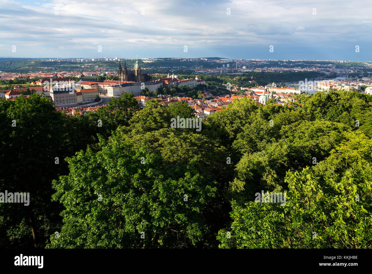 Prager Panorama mit St. Veits-Kathedrale und Prager Burg Stockfoto