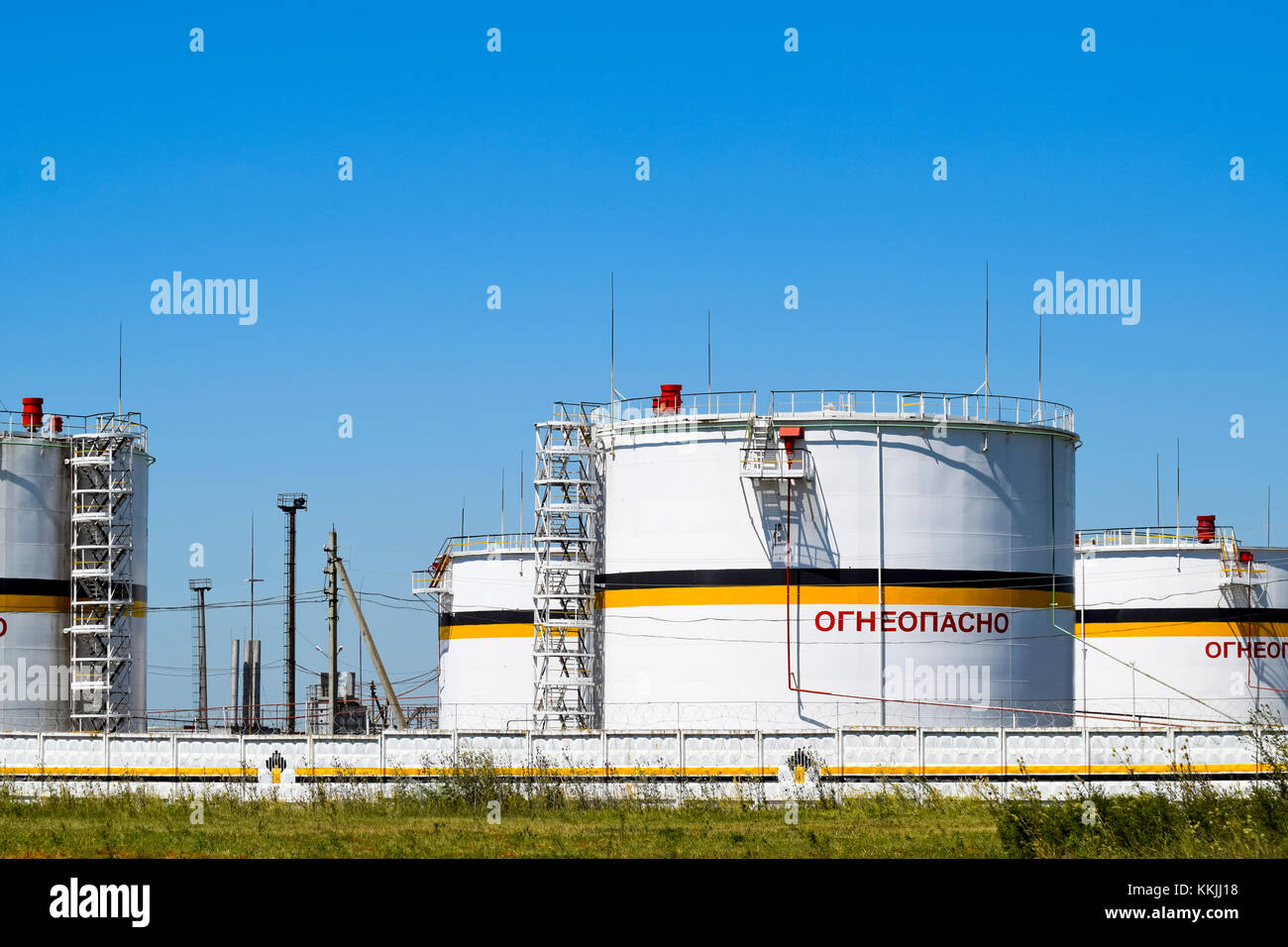 Industrial Zone, troitskaya Dorf, Russland - August 9, 2015: Tank der vertikalen Stahl. Kapazitäten für die Lagerung von Öl, Benzin, Kerosin und Diesel ein Stockfoto