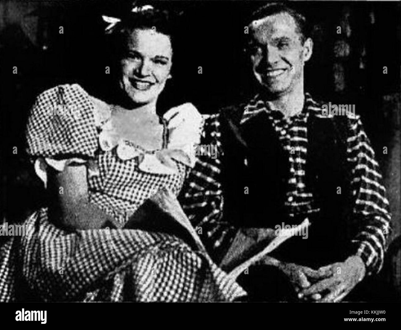 Lulu Belle and Scotty, ein bekanntes Country-Duo der 1930er und 1940er Jahre, erlangte durch ihre regelmäßigen Auftritte auf WLS-AM's National Barn Dance in Chicago nationale Popularität. Das Duo bestand aus Myrtle Eleanor Cooper (Lulu Belle) und Scott Greene Wiseman (Scotty), beide aus North Carolina. Sie waren bekannt für ihre harmonischen Vocals und ihre bedeutenden Beiträge zur frühen Country-Musik. Stockfoto